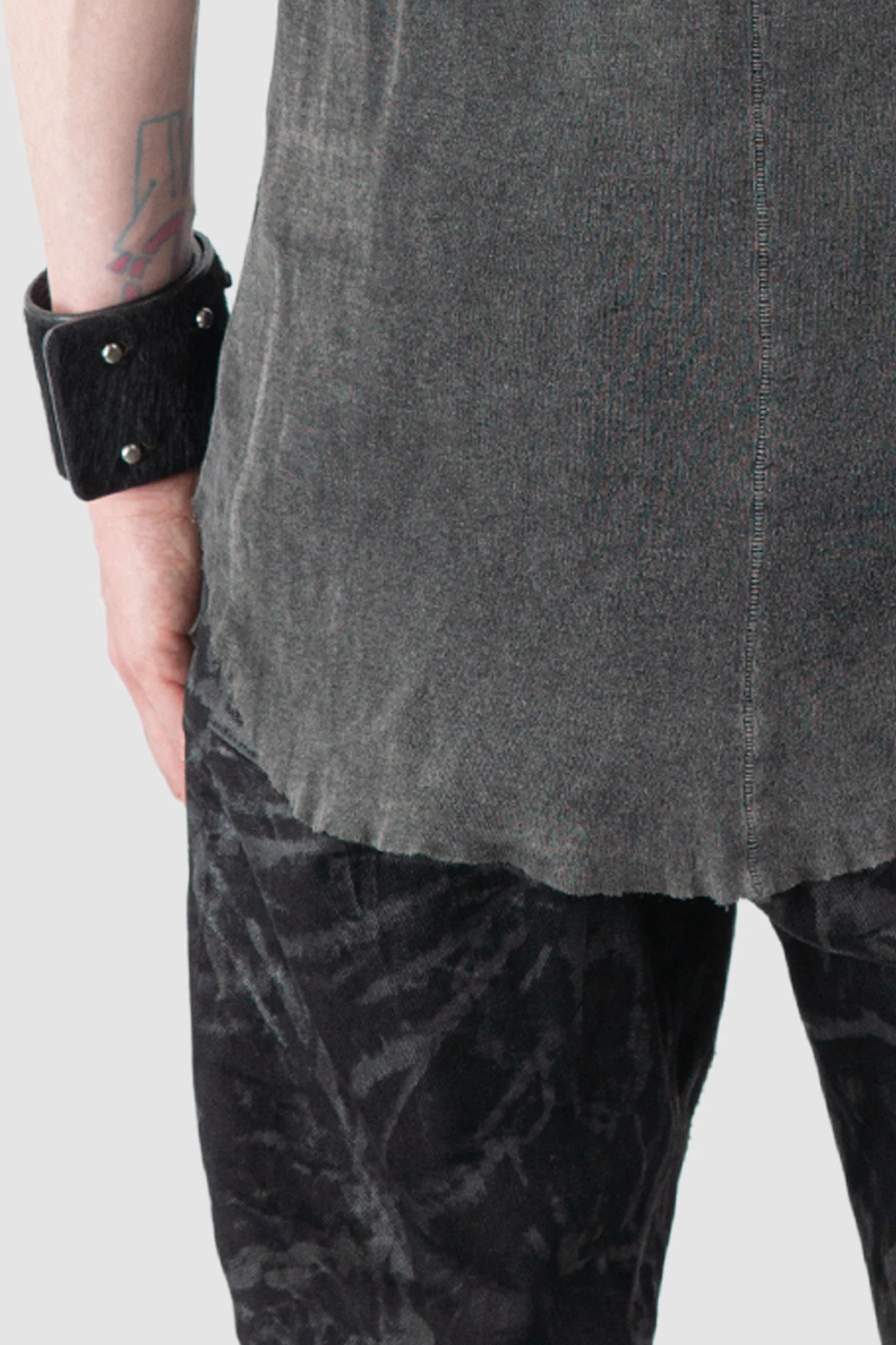 MD75 - Men’s Grey Object Dyed Rib Cotton T-Shirt back hem detail view