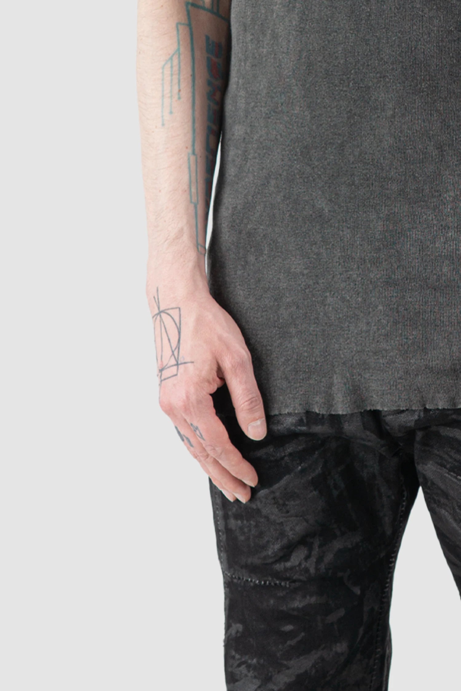 MD75 - Men’s Grey Object Dyed Rib Cotton T-Shirt hem detail view