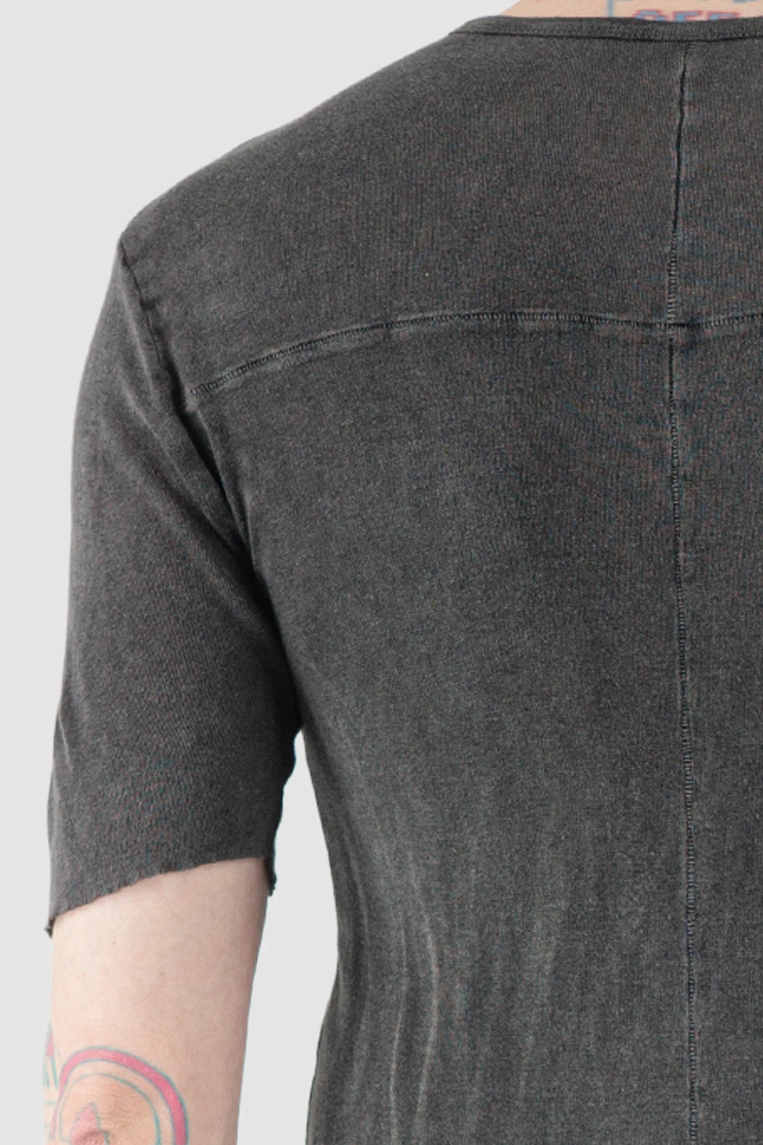 MD75 - Men’s Grey Object Dyed Rib Cotton T-Shirt shoulder detail view