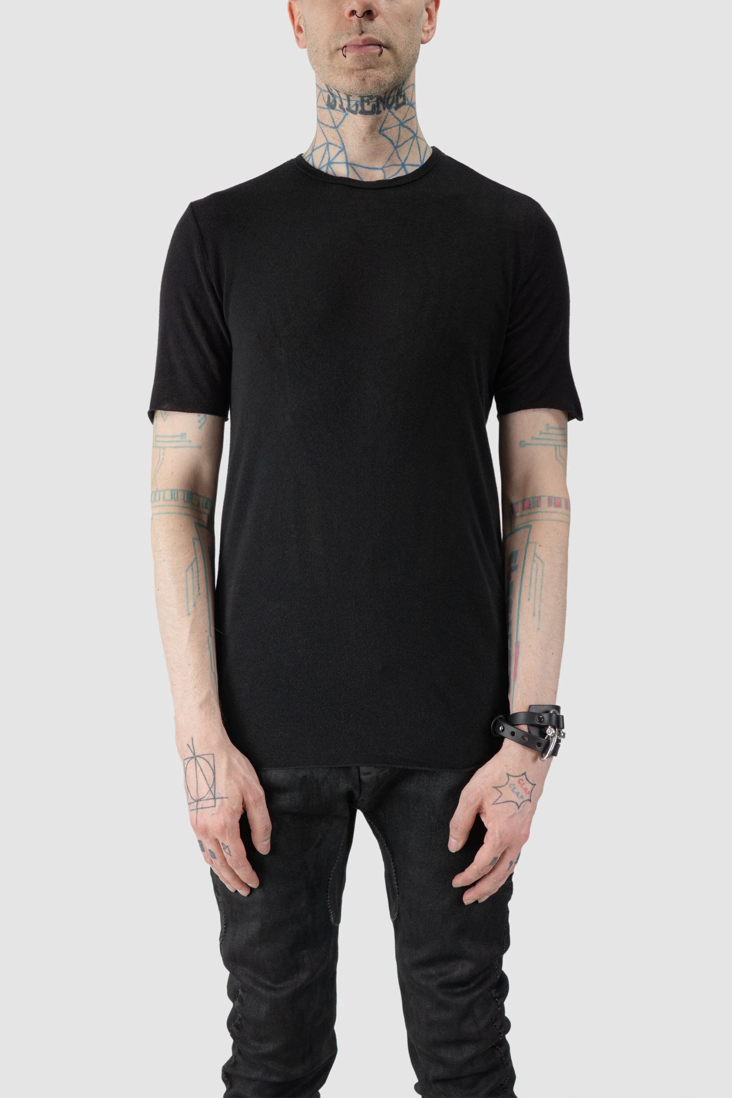 MD75 - model front view of men’s Black Cashmere Blend Short Sleeve T-Shirt