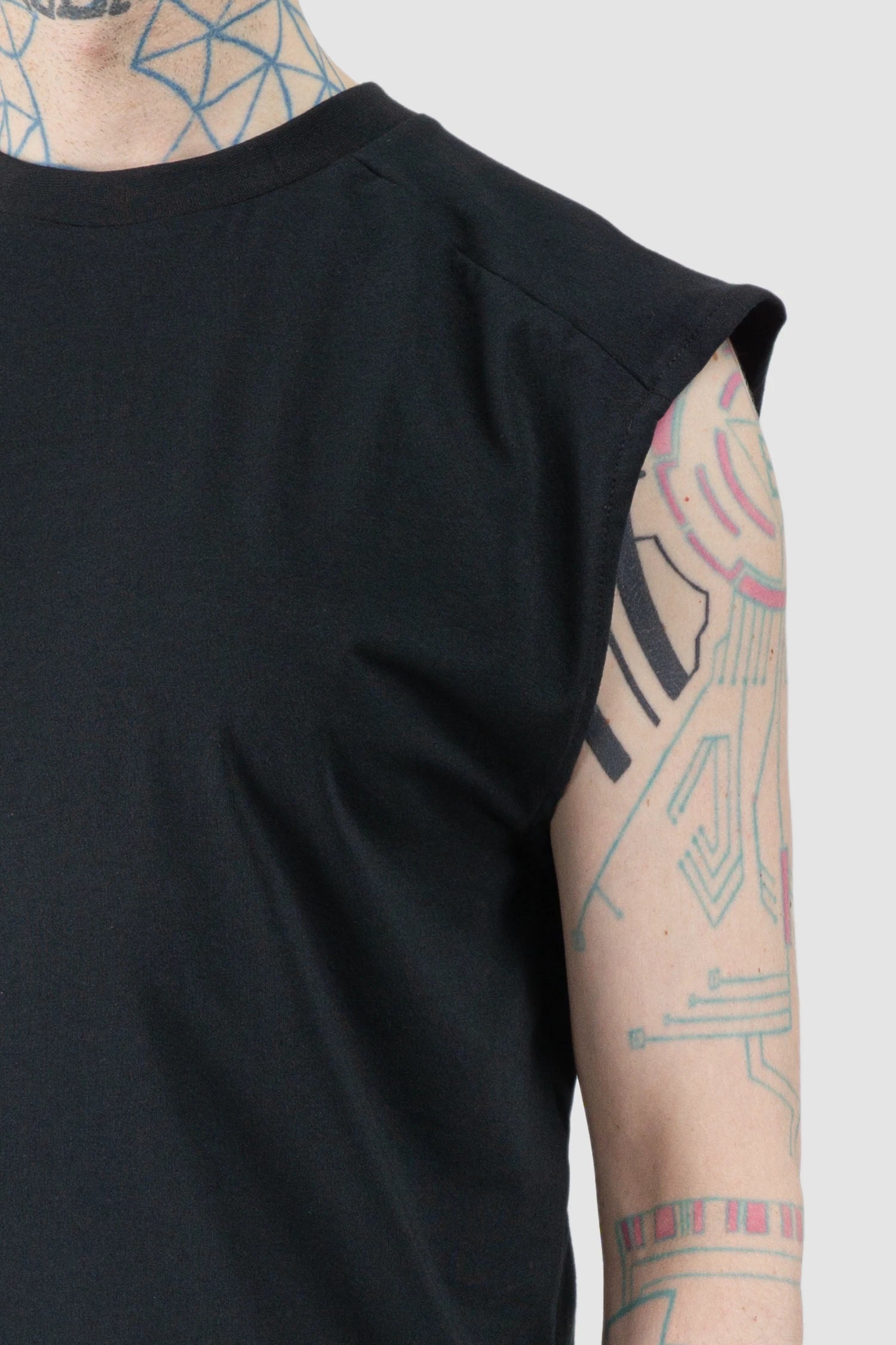 Obectra - Men’s Black Relaxed Cotton Blend Tank Top shoulder detail view