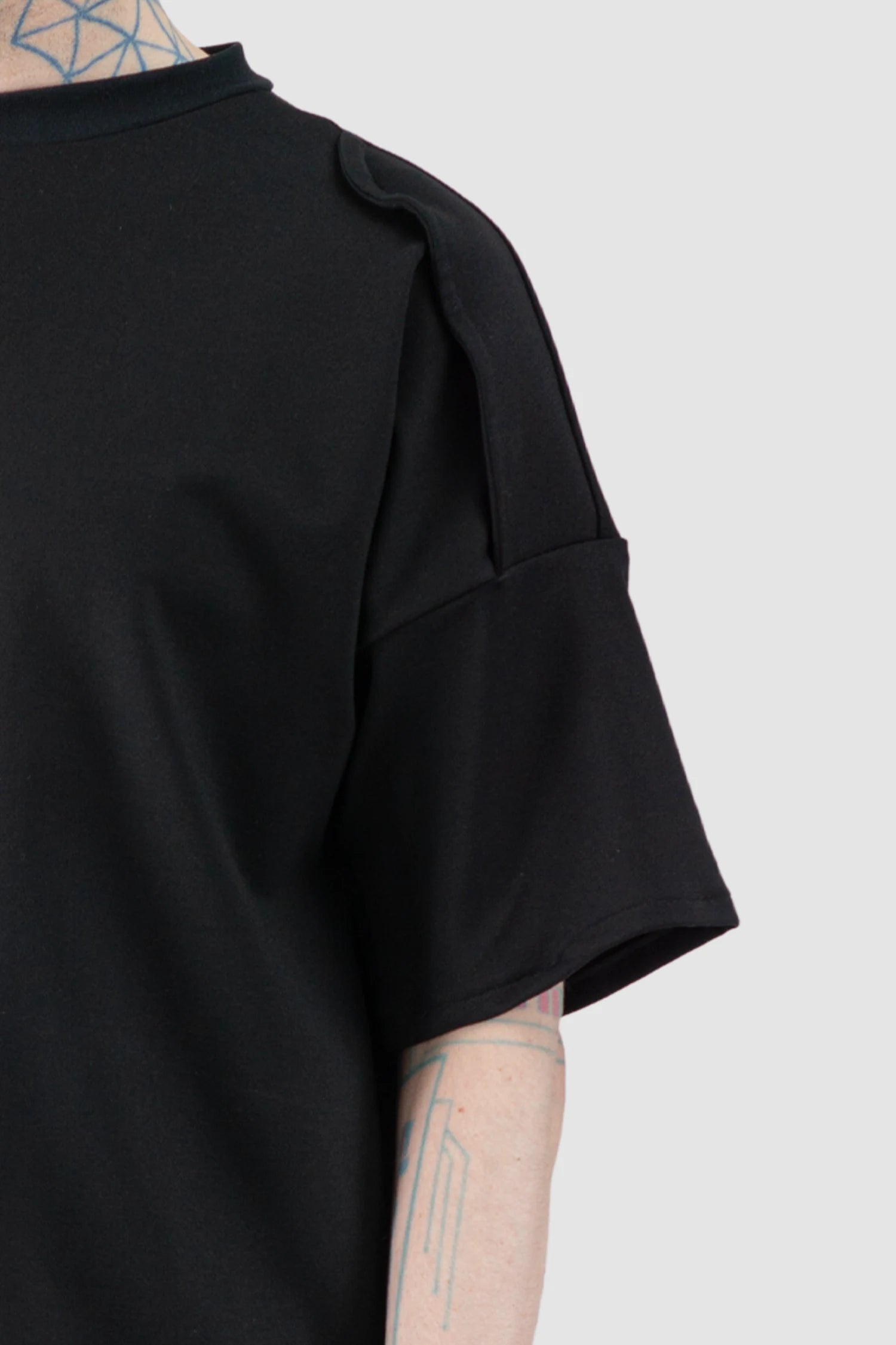 Obectra - Men’s Black Oversized Shoulder Panel Viscose T-Shirt shoulder detail view