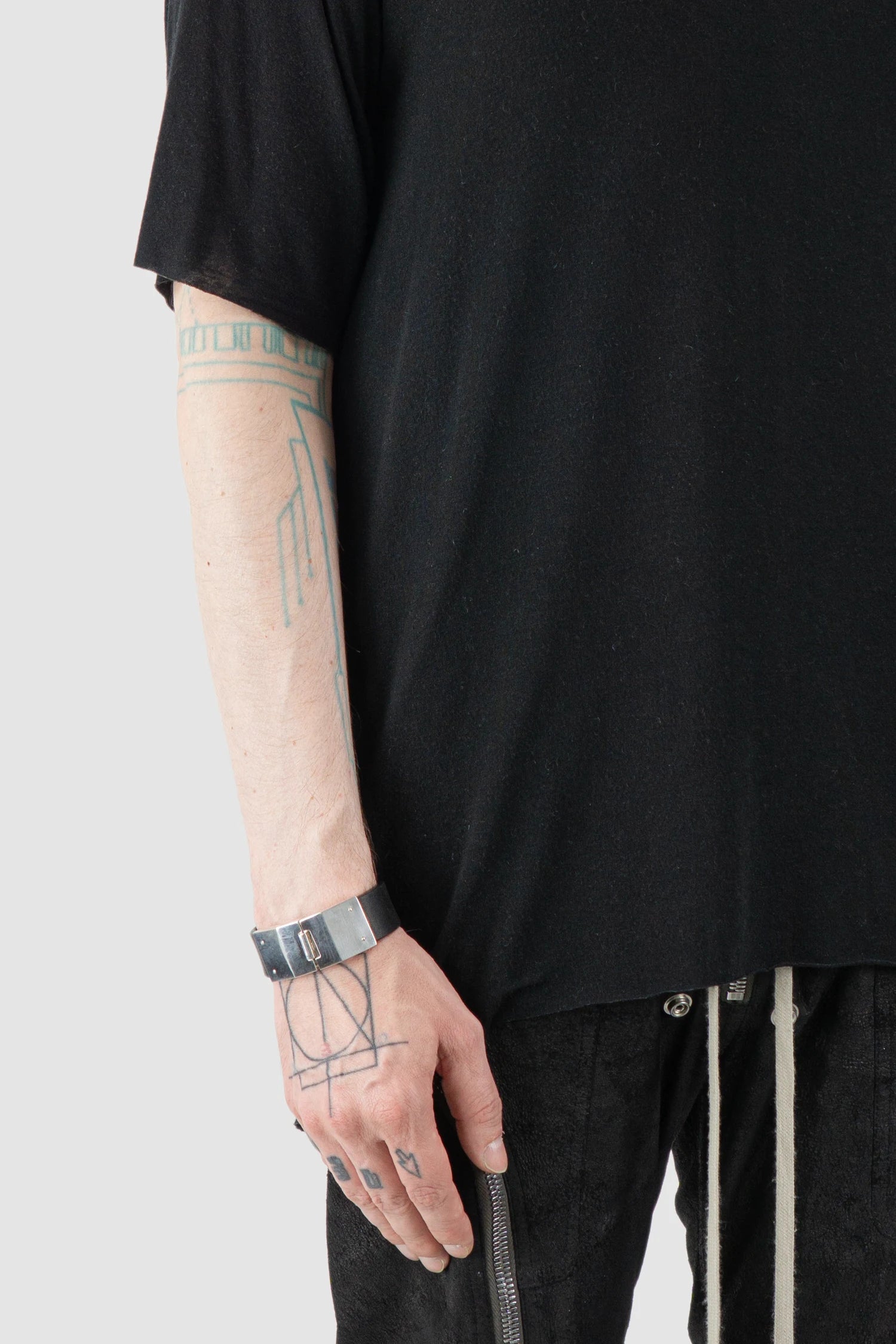 Parts of Four - Black Buffalo Leather Silver Box Lock Bracelet 25 mm - Model fit view - MONO-KROM Gallery