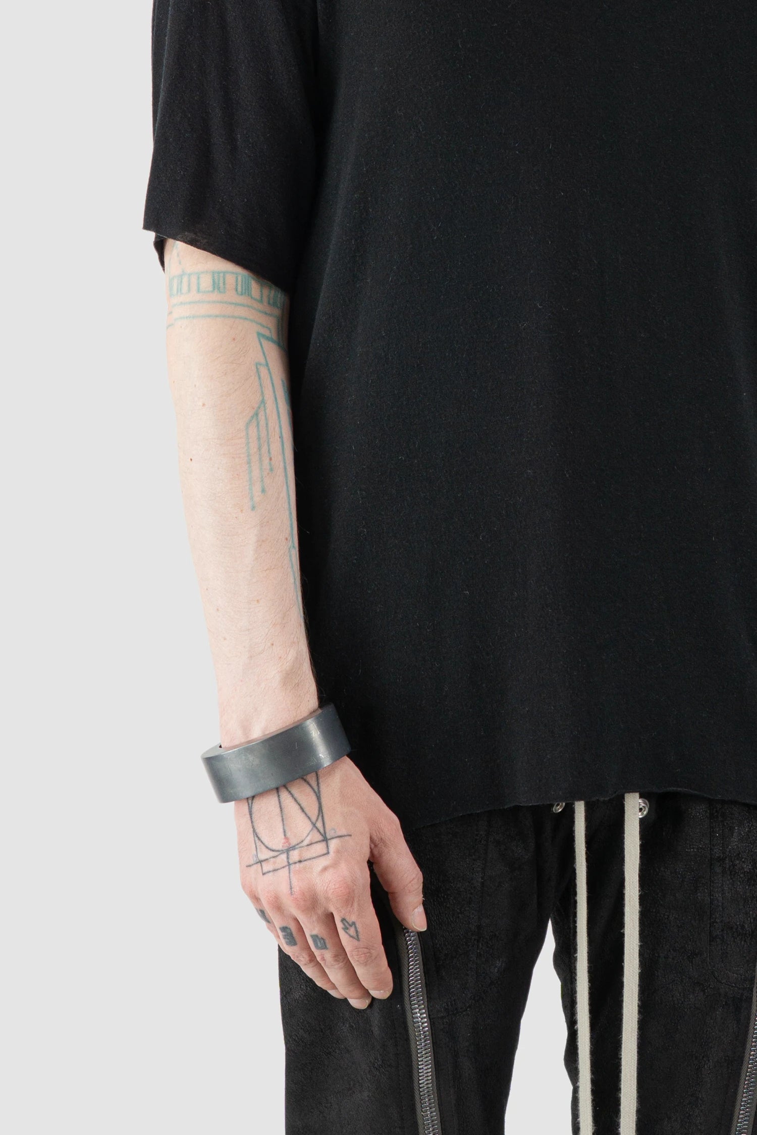 Parts of Four - Black Sterling Silver Crescent Bracelet 30 mm - Model fit view - MONO-KROM Gallery