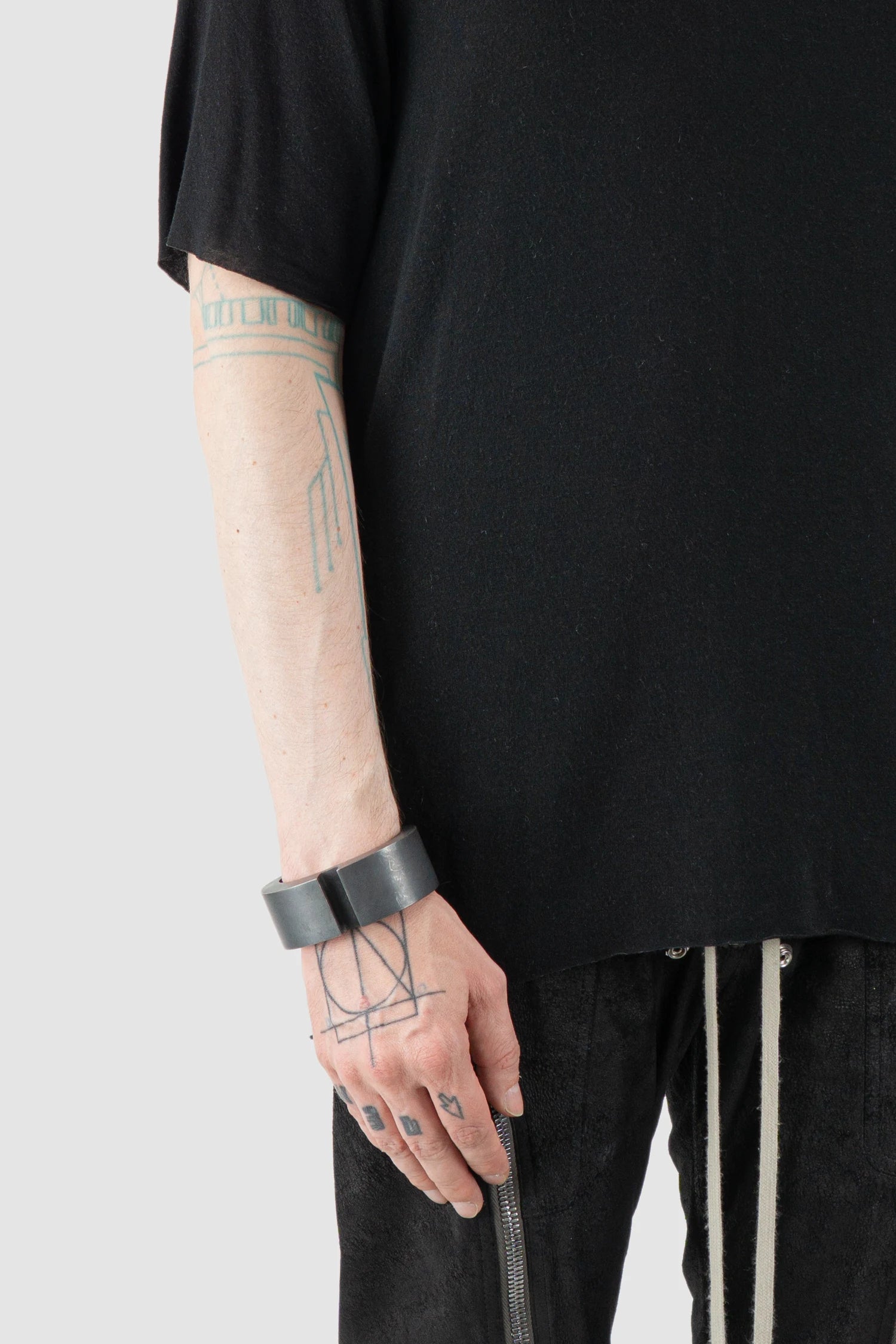 Parts of Four - Black Sterling Silver Crescent Rift Bracelet 30 mm - Model fit view - MONO-KROM Gallery