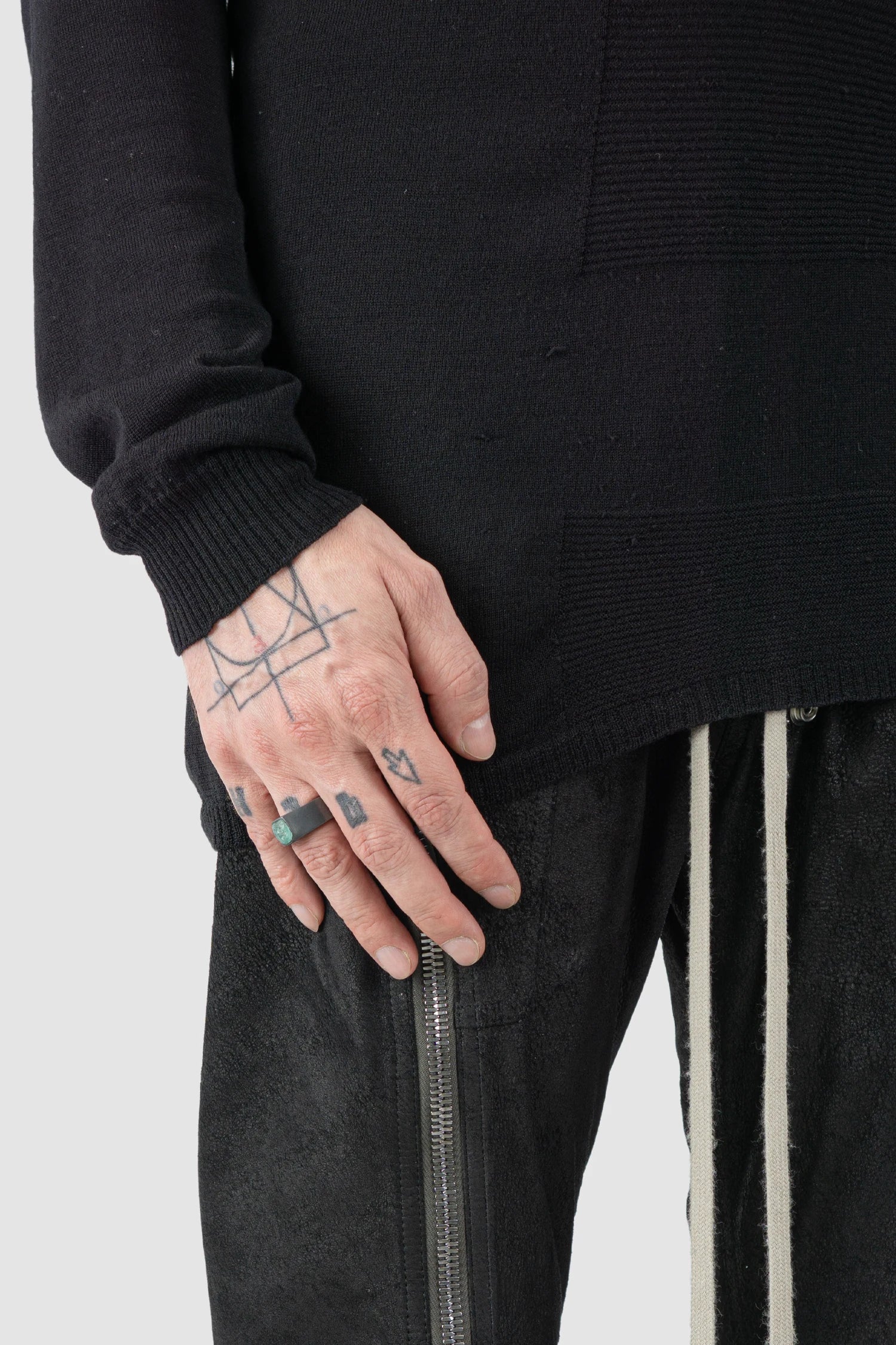 Parts of Four – Black Sterling Silver Neon Apatite Sistema Ring 9 mm - Model view - MONO-KROM Gallery