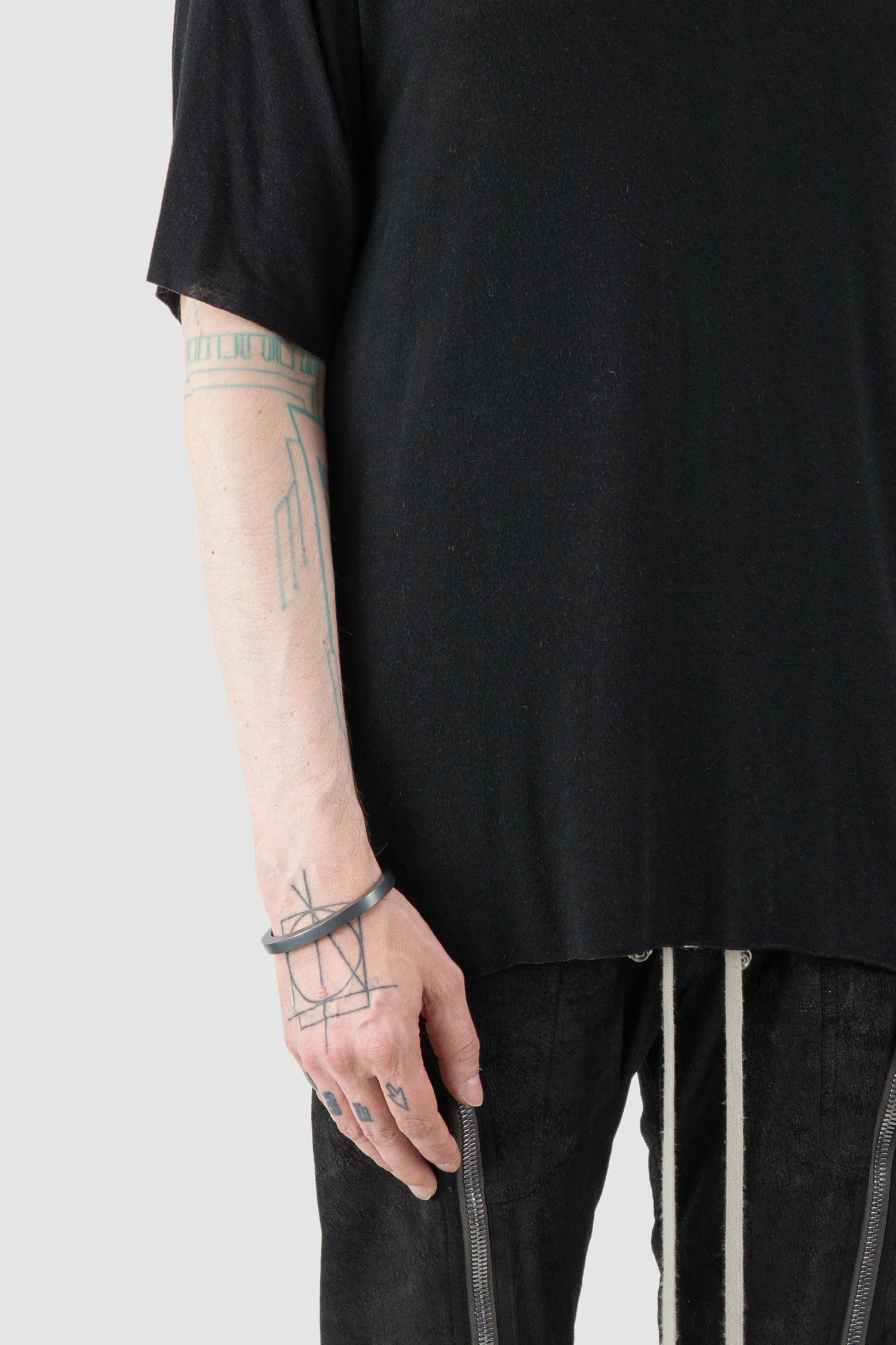 Parts of Four - Black Sterling Silver Reduced Crescent Bracelet 7 mm - Model fit view - MONO-KROM Gallery