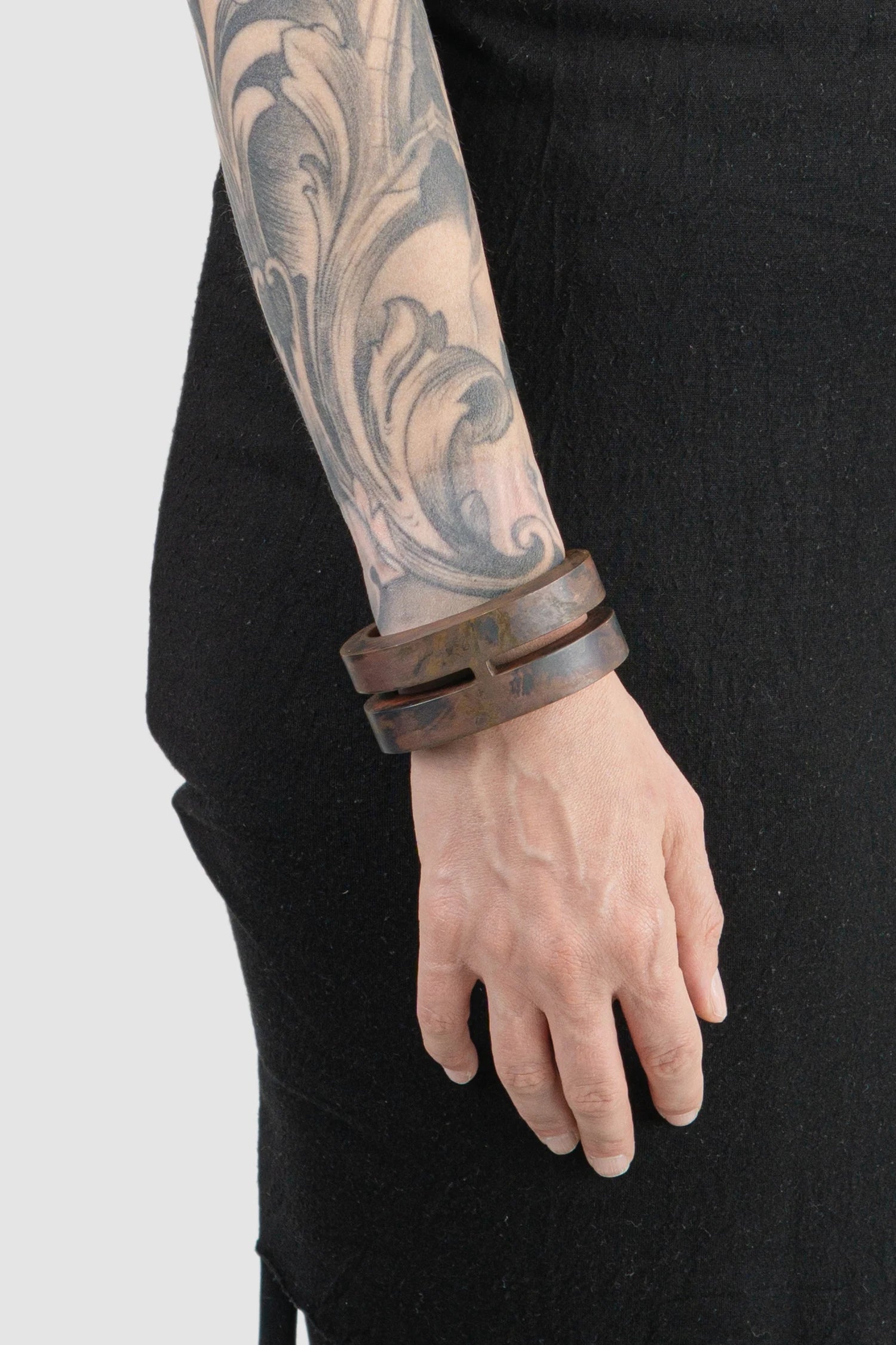 Parts of Four - Dirty Brass Crescent Crevice Bracelet 30 mm - Model view - MONO-KROM Gallery