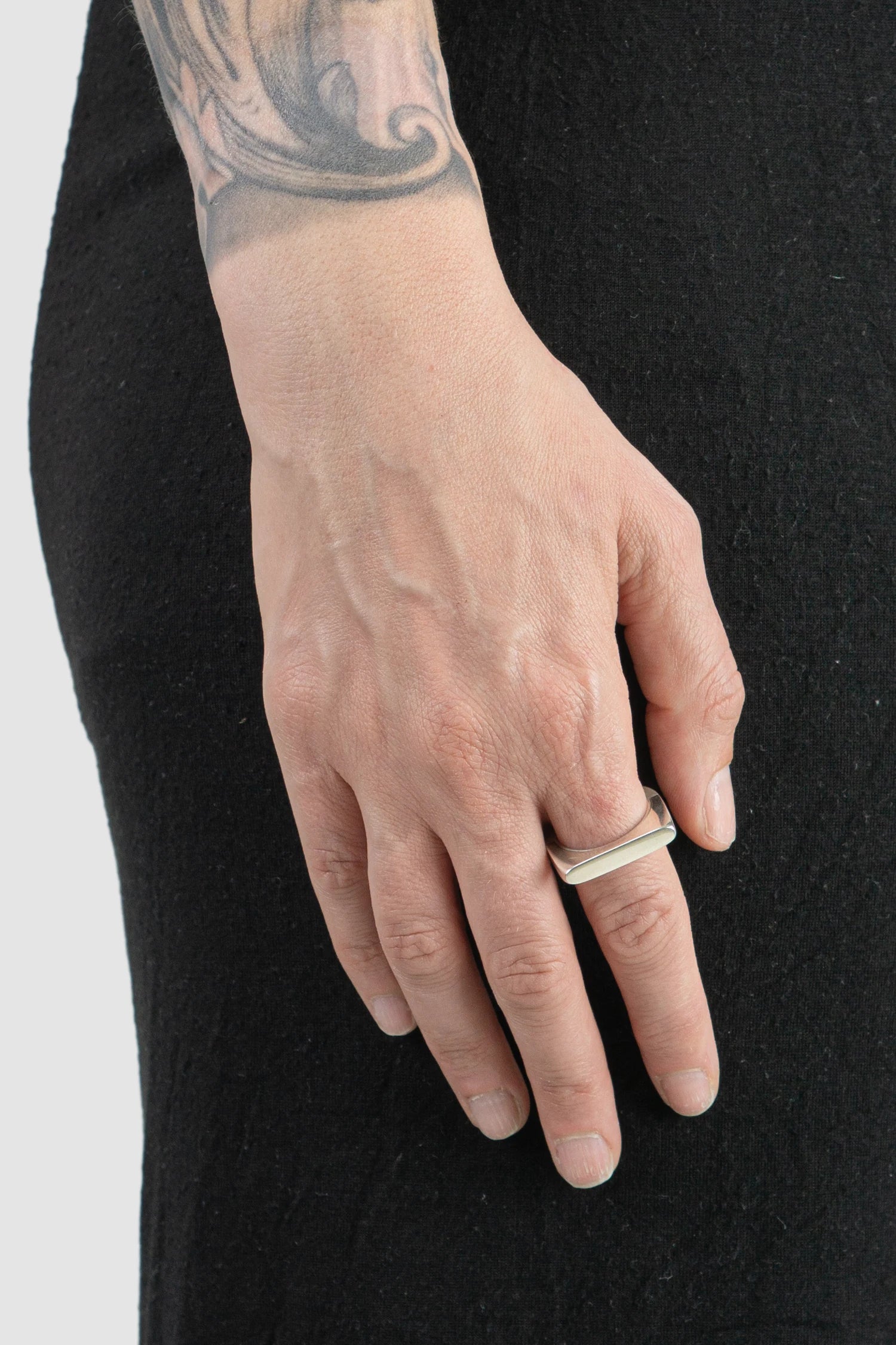 Parts of Four – Dirty Sterling Polished Silver Oval Sistema Ring 4 mm - Model Women view