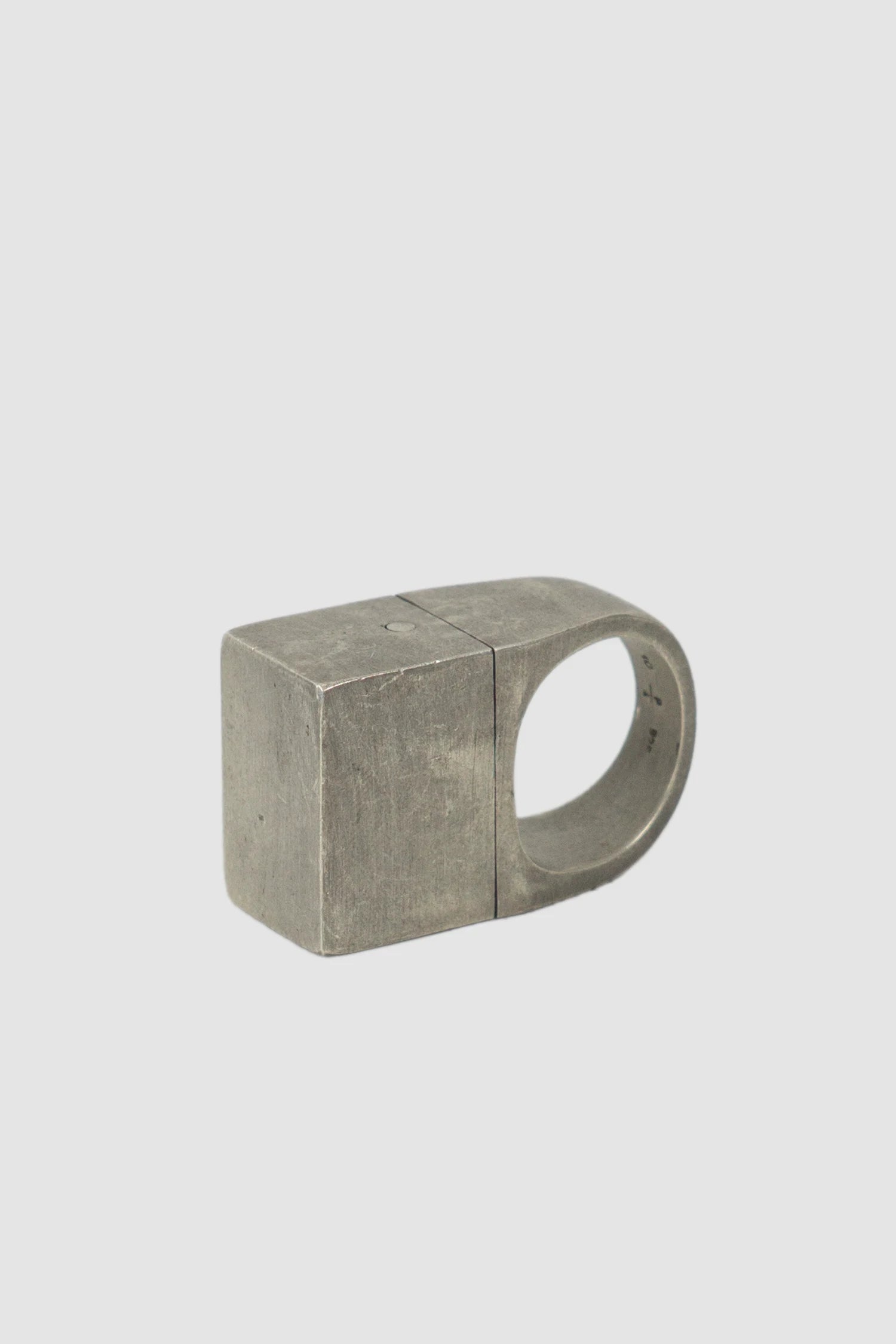 Parts of Four – Dirty Sterling Silver Cube Geo Ring 17 mm - lying left view