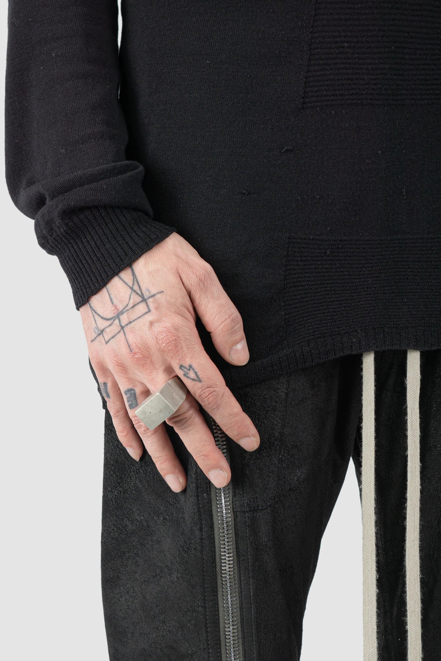 Parts of Four – Dirty Sterling Silver Cube Geo Ring 17 mm - Model view - MONO-KROM Gallery