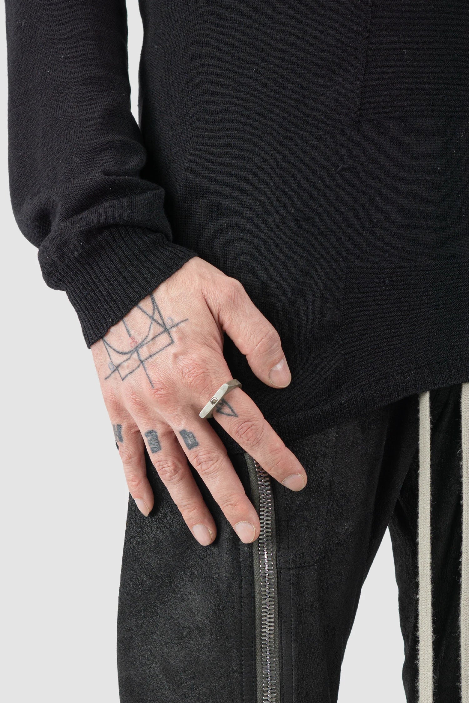 Parts of Four – Dirty Sterling Silver Rough Diamond Slab Sistema Ring 4 mm - Model view - MONO-KROM Gallery