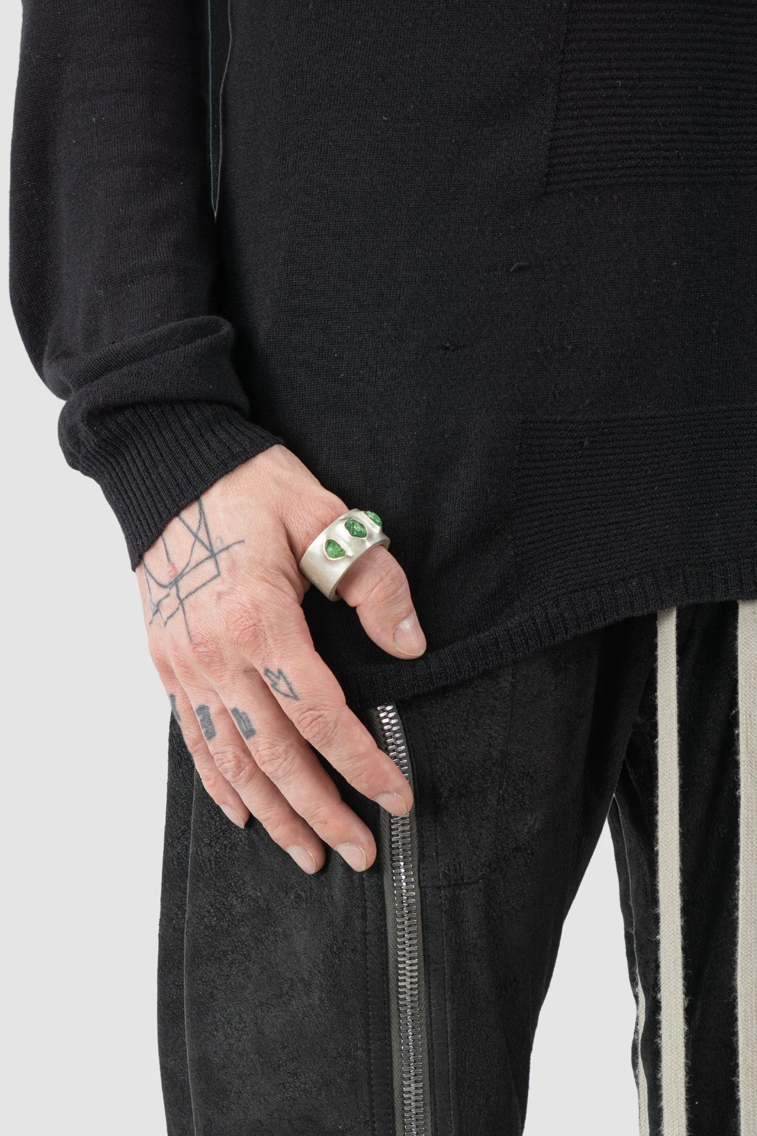 Parts of Four – Matte Sterling Silver Green Garnet Sistema Ring 17 mm - Model view - MONO-KROM Gallery