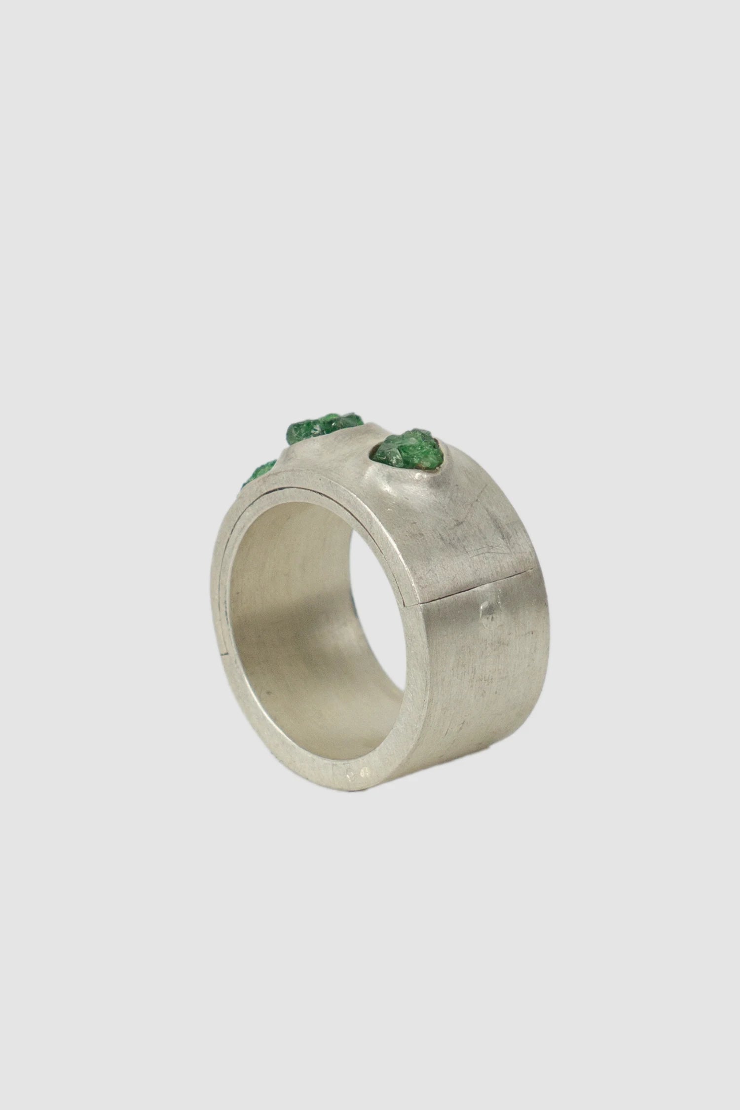Parts of Four – Matte Sterling Silver Green Garnet Sistema Ring 17 mm - standing back left view
