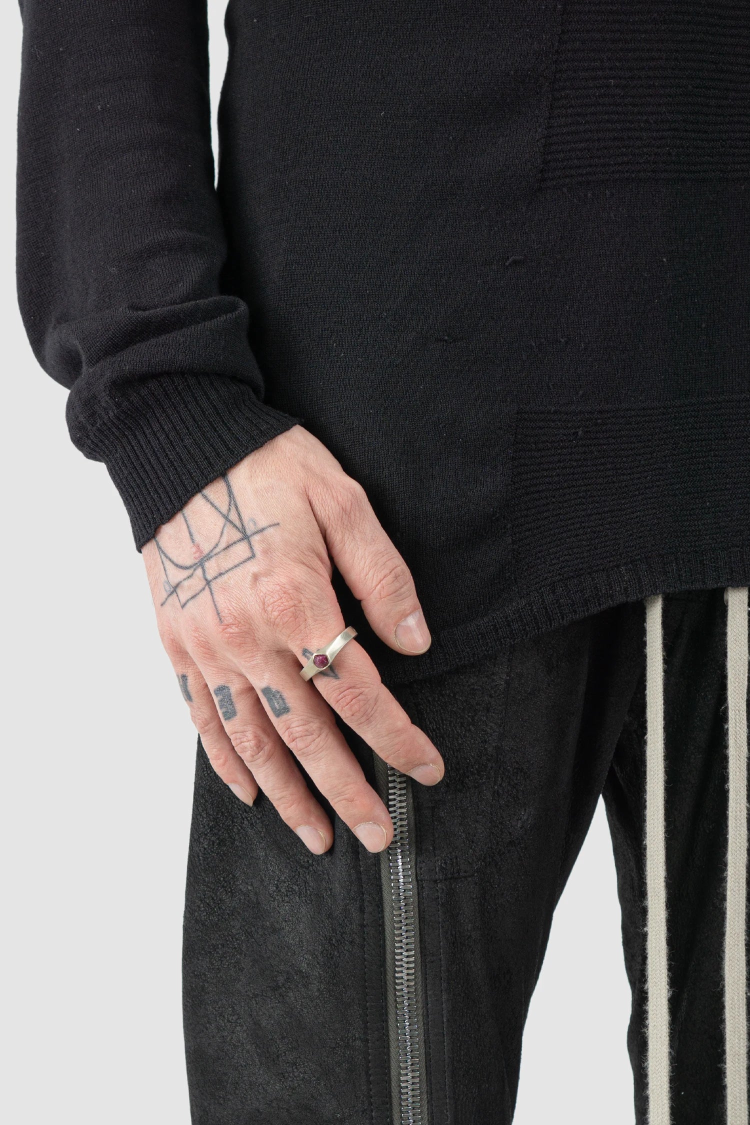 Parts of Four – Matte Sterling Silver Ruby Slab Sistema Ring 4 mm - Model view - MONO-KROM Gallery