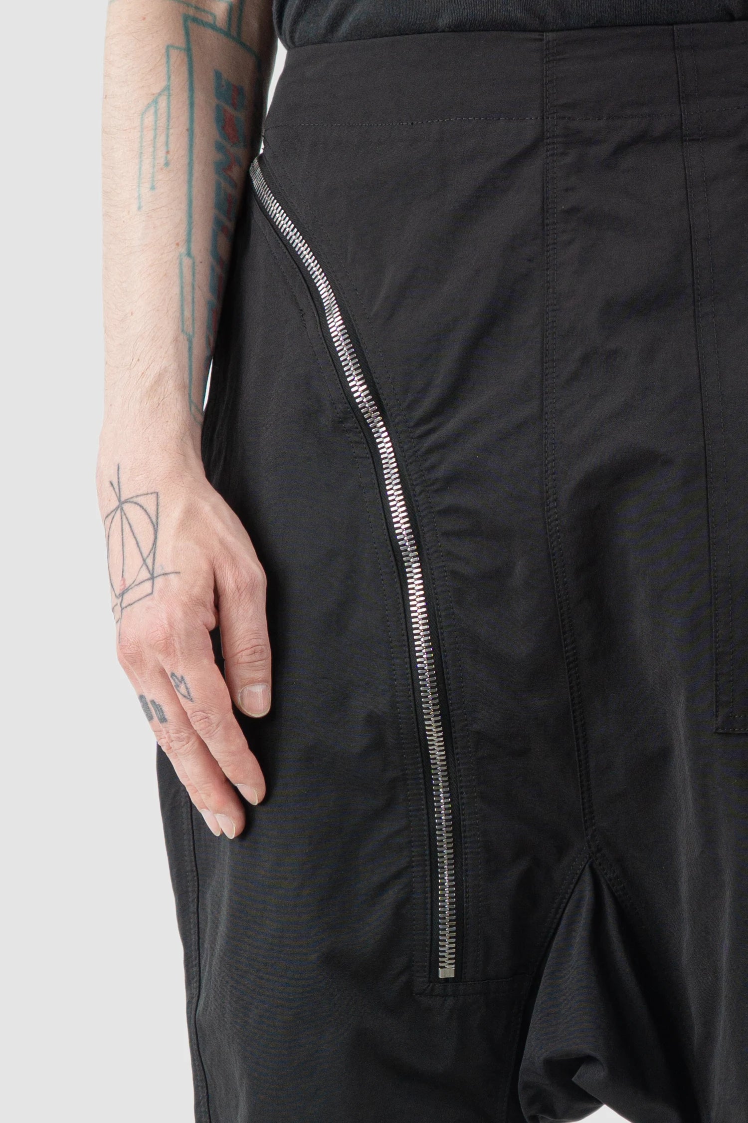 Rick Owens DRKSHDW - Black Aircut Pod Shorts SS17 "Walrus" - zipper detail view