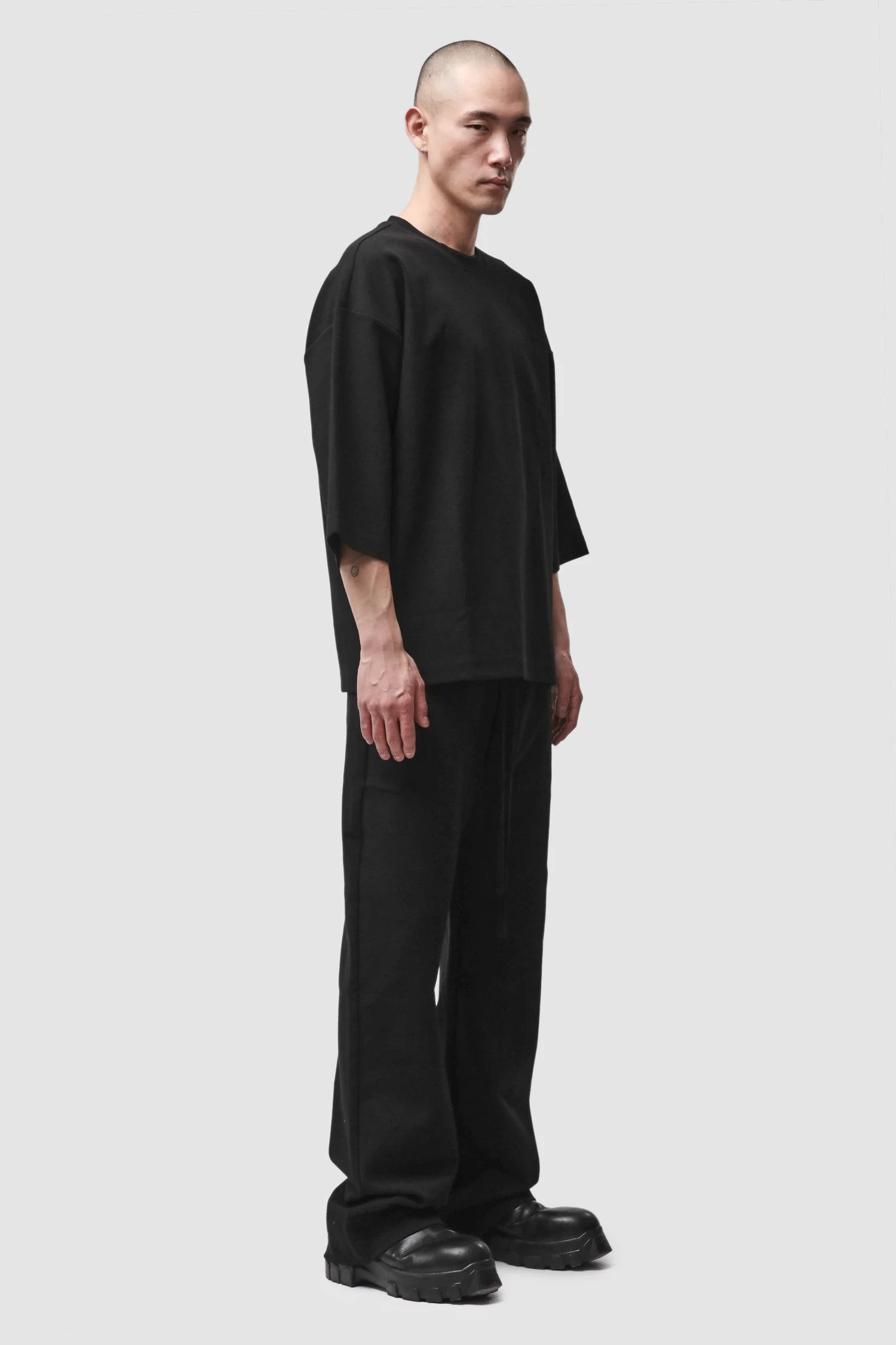 Thom Krom - Men’s Black Boxy Structured Cotton T-Shirt M-TS-1000 model full side view