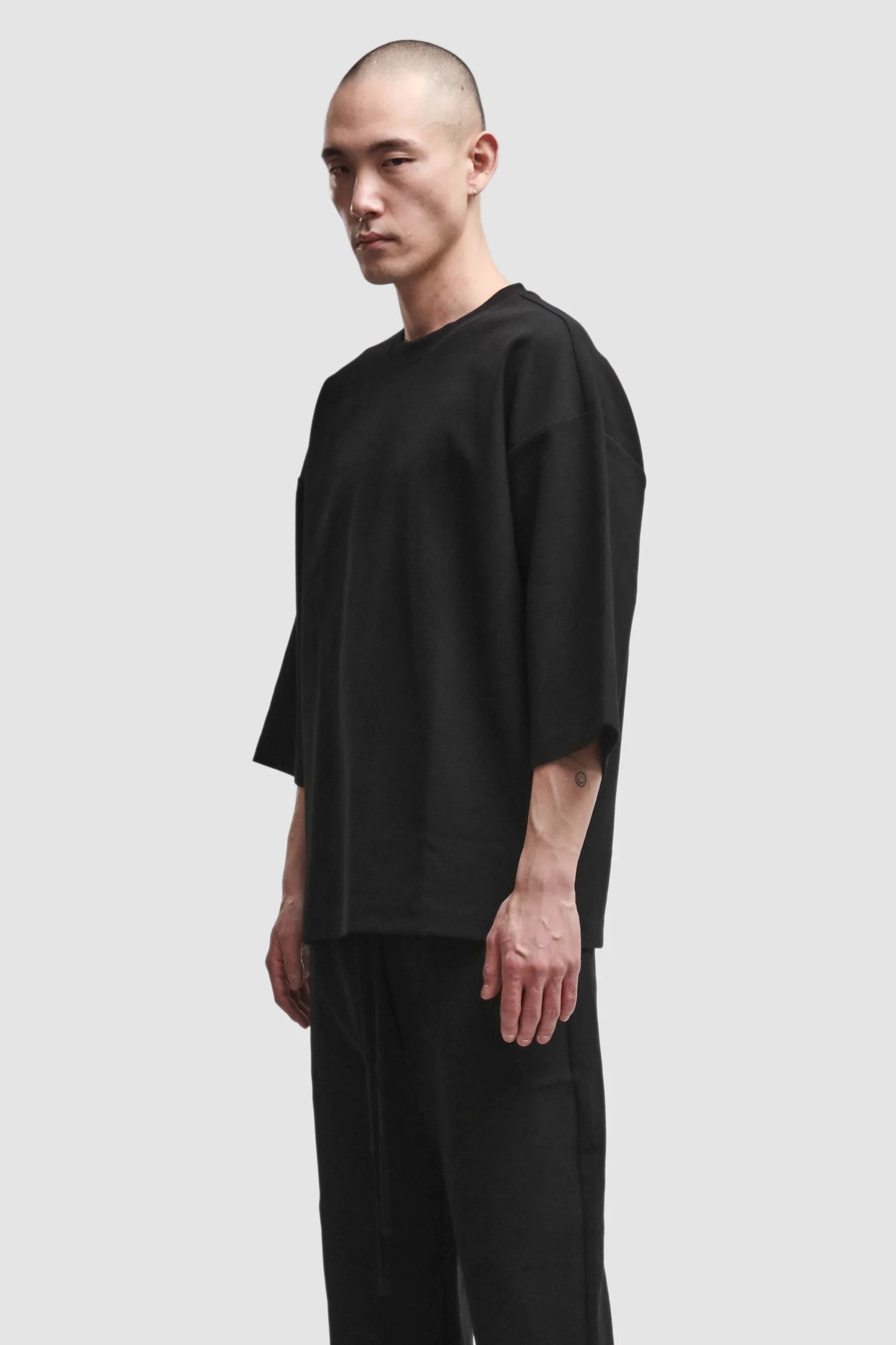 Thom Krom - Men’s Black Boxy Structured Cotton T-Shirt M-TS-1000 model side view