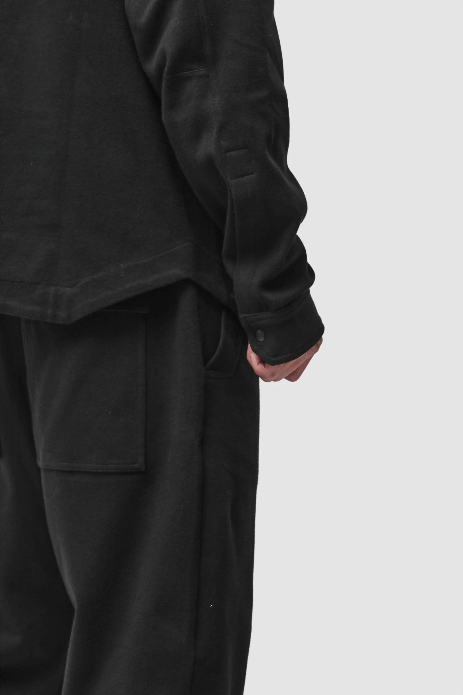 Thom Krom - Men’s Black Cotton Jersey Overshirt M-H-183 hem detail view