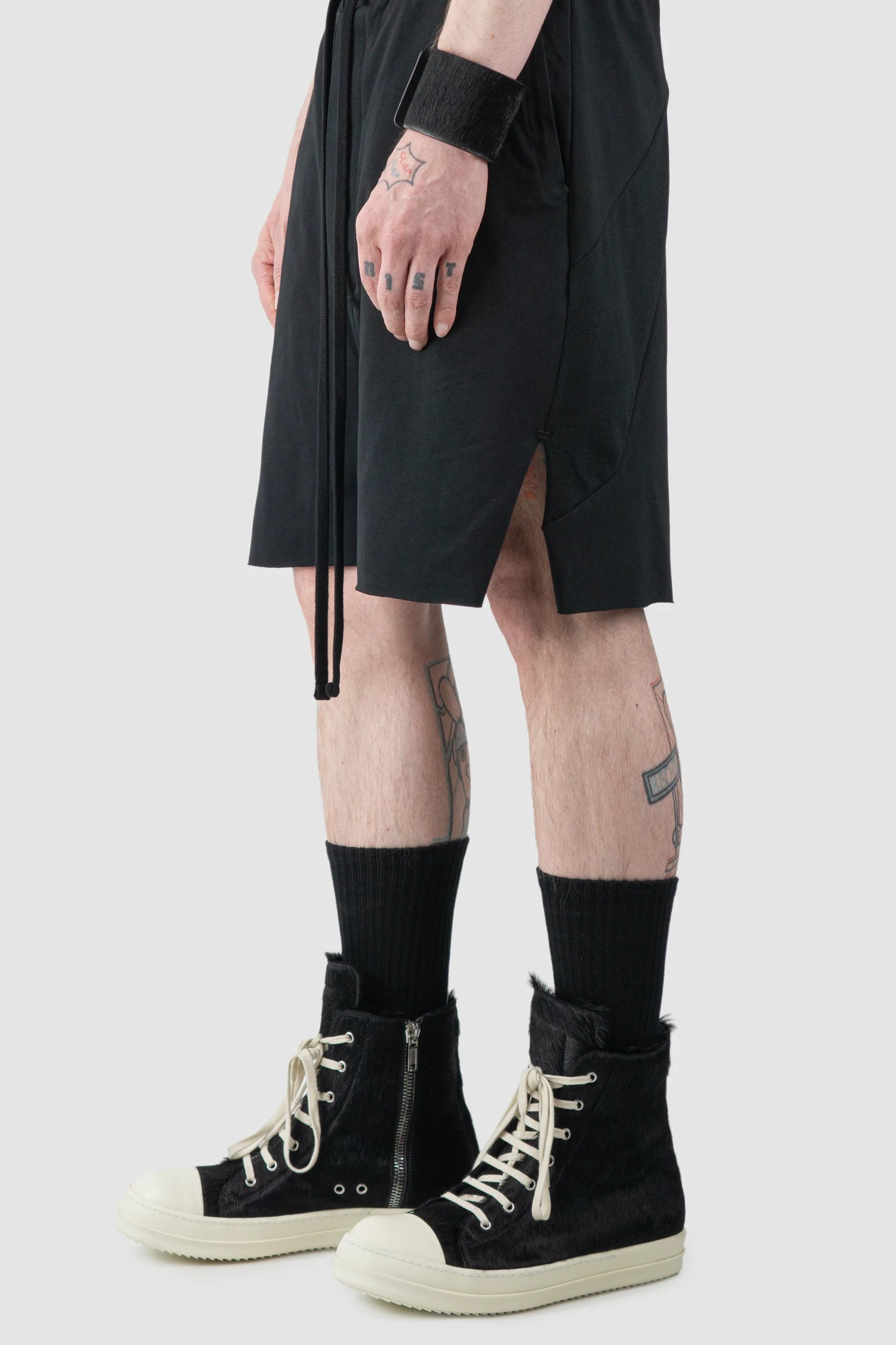 Thom Krom - Men’s Black Light Mix Cotton Shorts MST 513 slit detail view