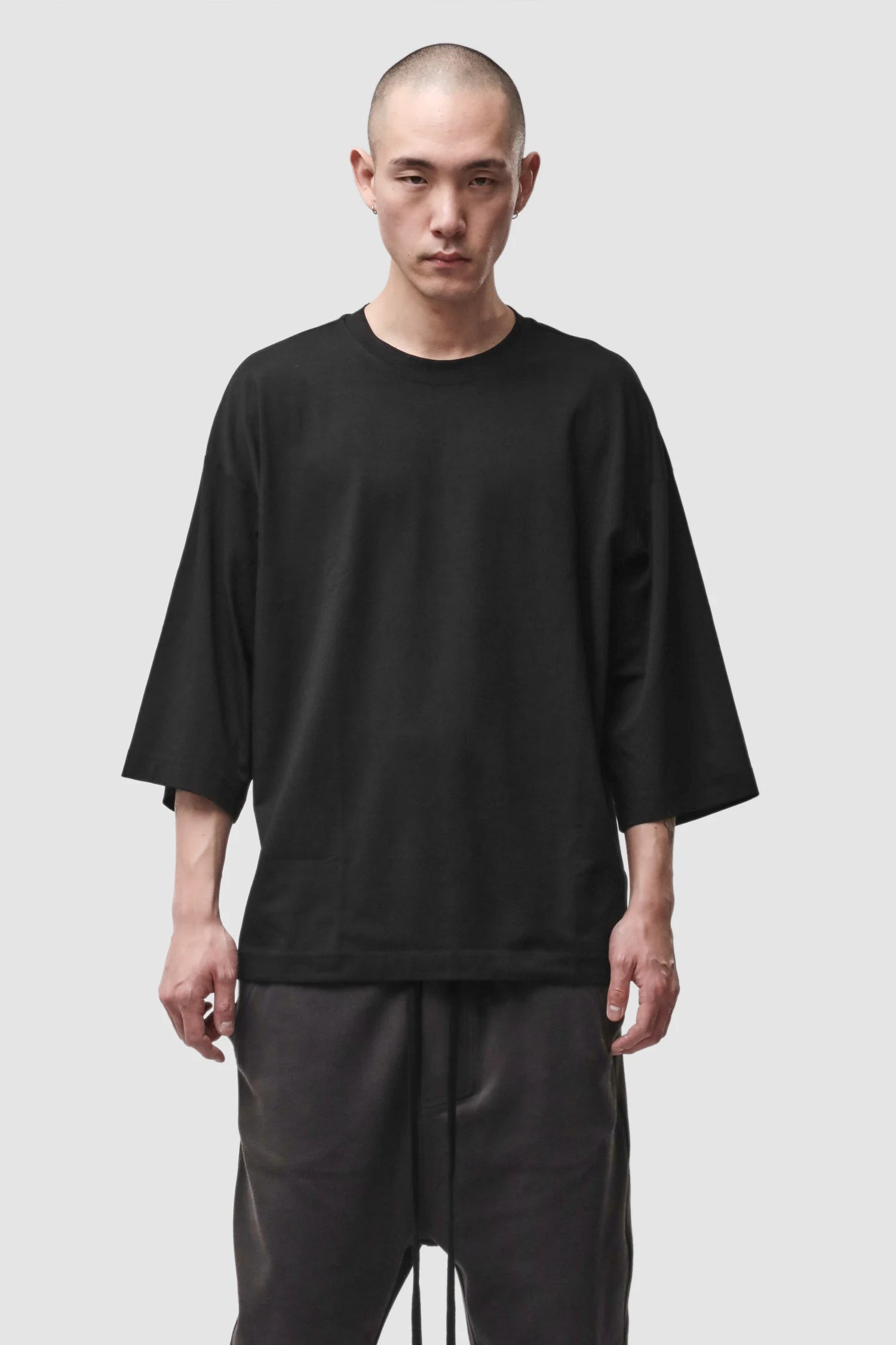 Thom Krom - Men’s Black Oversized Cotton Modal T-Shirt M-TS-1005 model front view