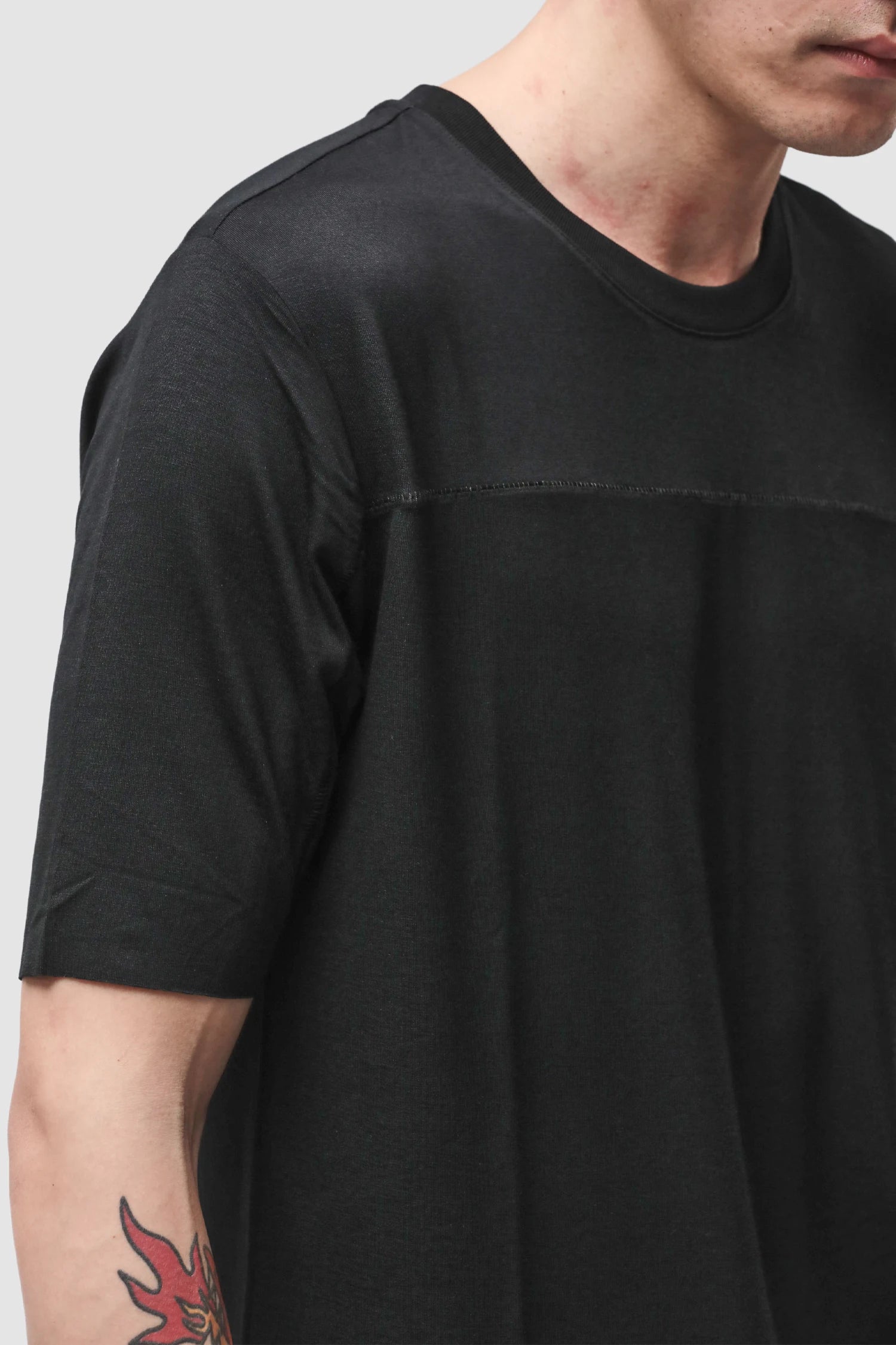 Thom Krom - Men’s Black Viscose Scar Stitch T-Shirt M-TS-973 shoulder detail view