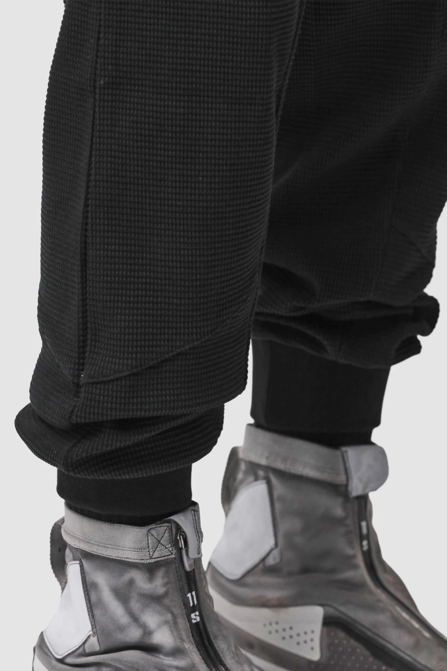 Thom Krom - Men’s Black Waffle Cotton Cargo Trousers M-ST-537 hem detail view