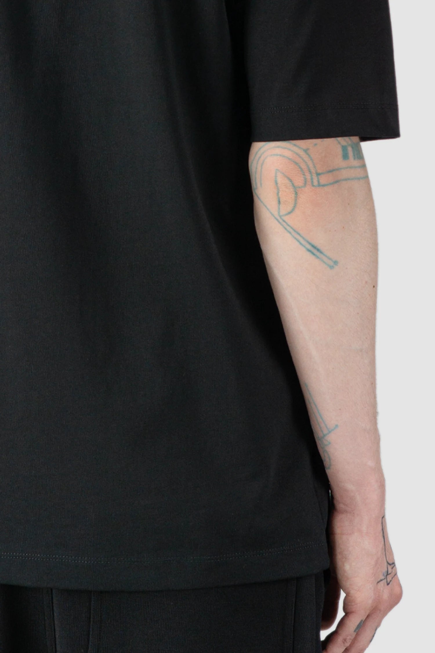 Thom Krom - model bac detail view of black Loose Fit Cotton T-Shirt with Patch - M-TS-876