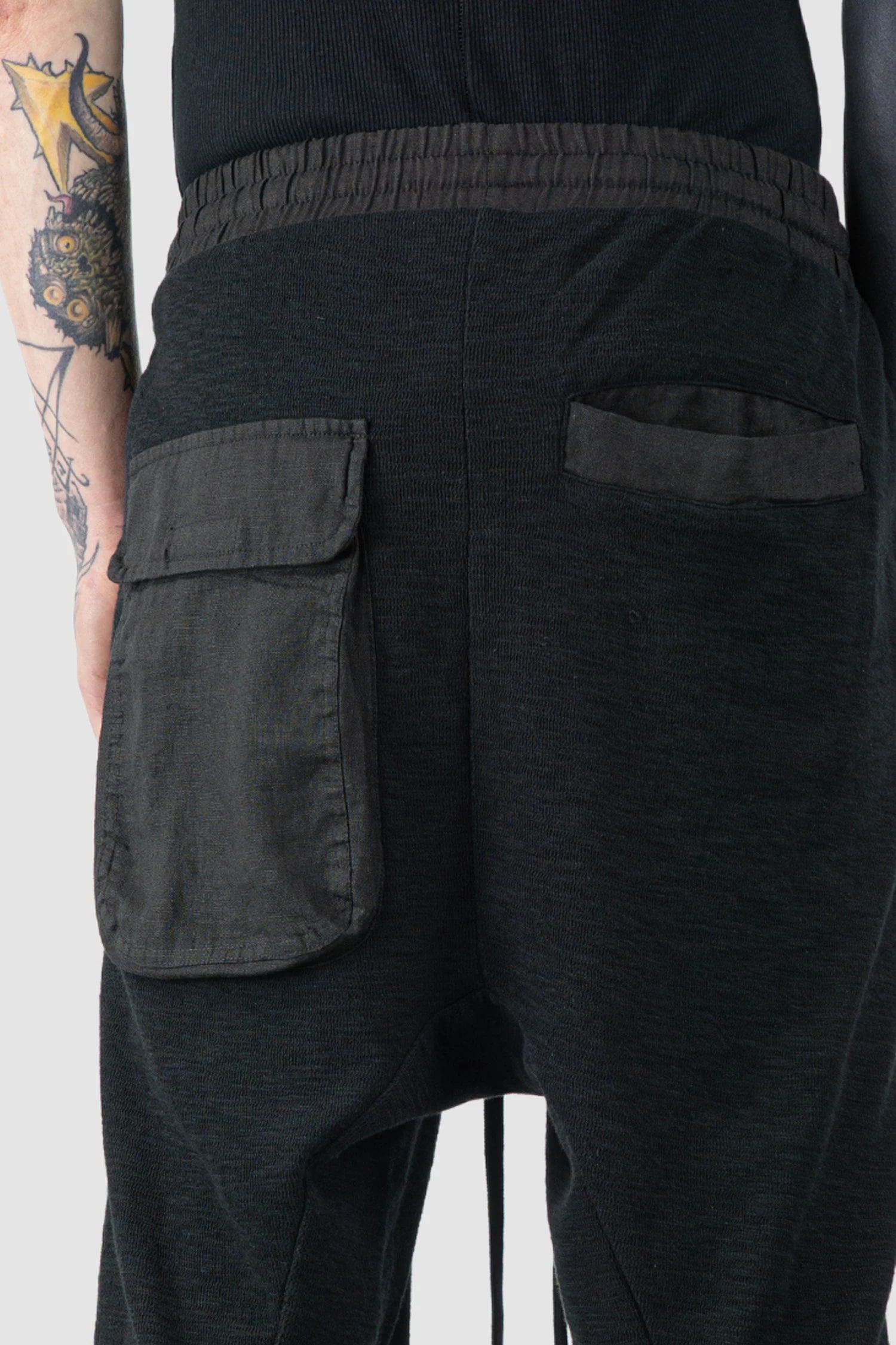 Thom Krom - Men’s Black Linen Patch Pocket Cargo Sweatpants M-ST-523 back detail view