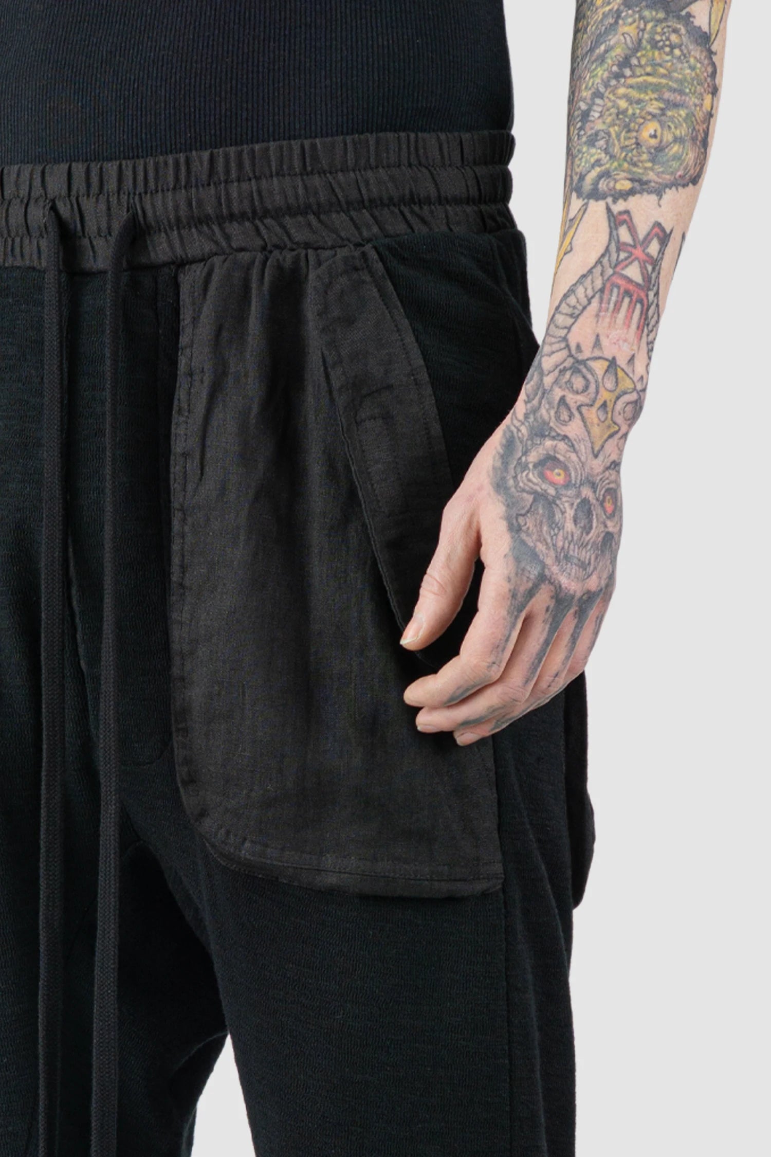 Thom Krom - Men’s Black Linen Patch Pocket Cargo Sweatpants M-ST-523 waist detail view