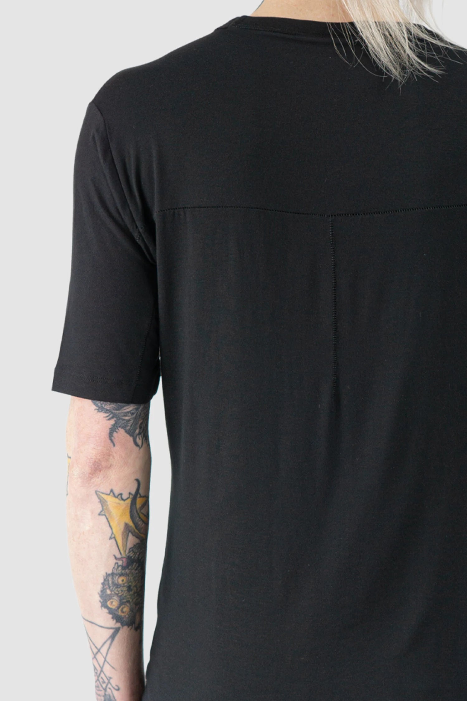 Thom Krom - Men’s Black Modal Blend Jersey T-Shirt M-TS-938 model shoulder detail view