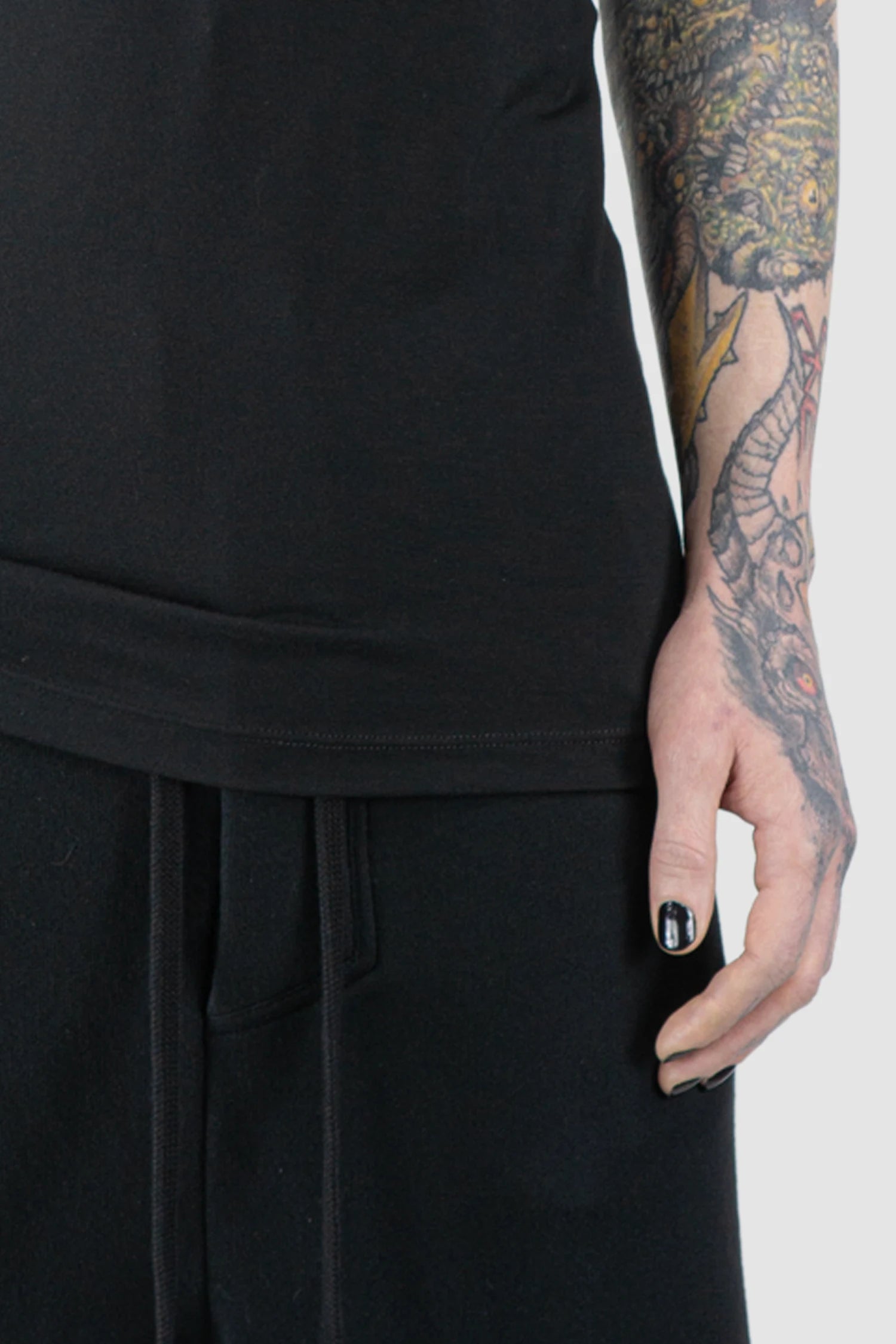 Thom Krom - Men’s Black Modal Blend Jersey T-Shirt M-TS-938 model hem detail view