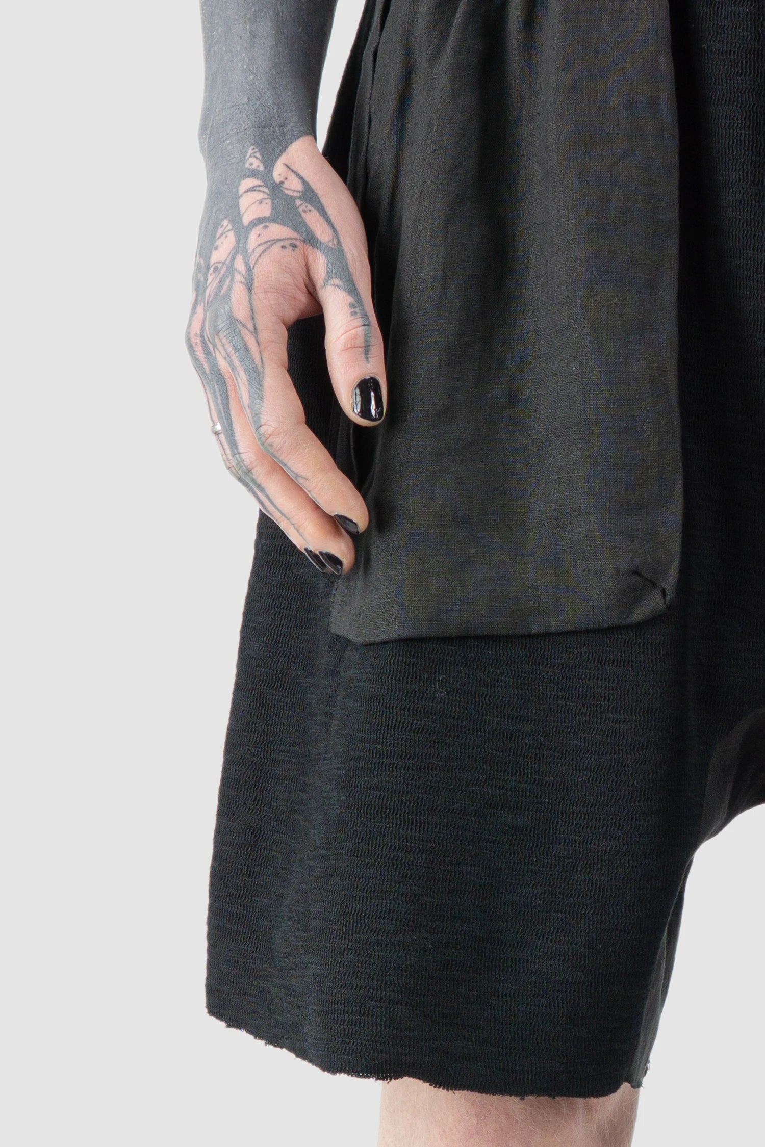 Thom Krom - Men’s Black Patch Pocket Cotton Cargo Shorts M-ST-515 model front pocket view