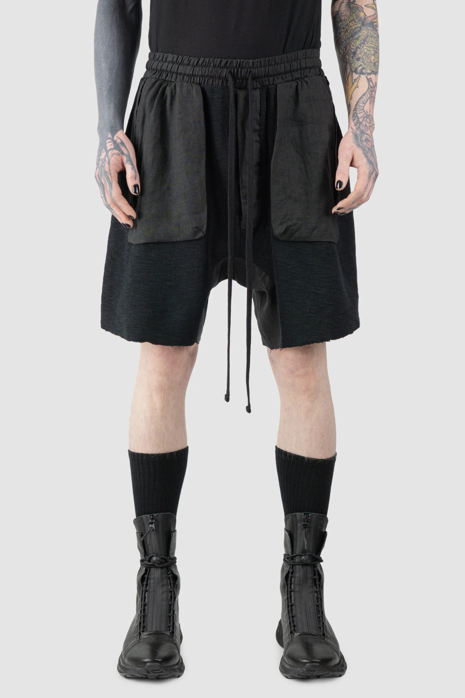 Thom Krom - Men’s Black Patch Pocket Cotton Cargo Shorts M-ST-515 model front view