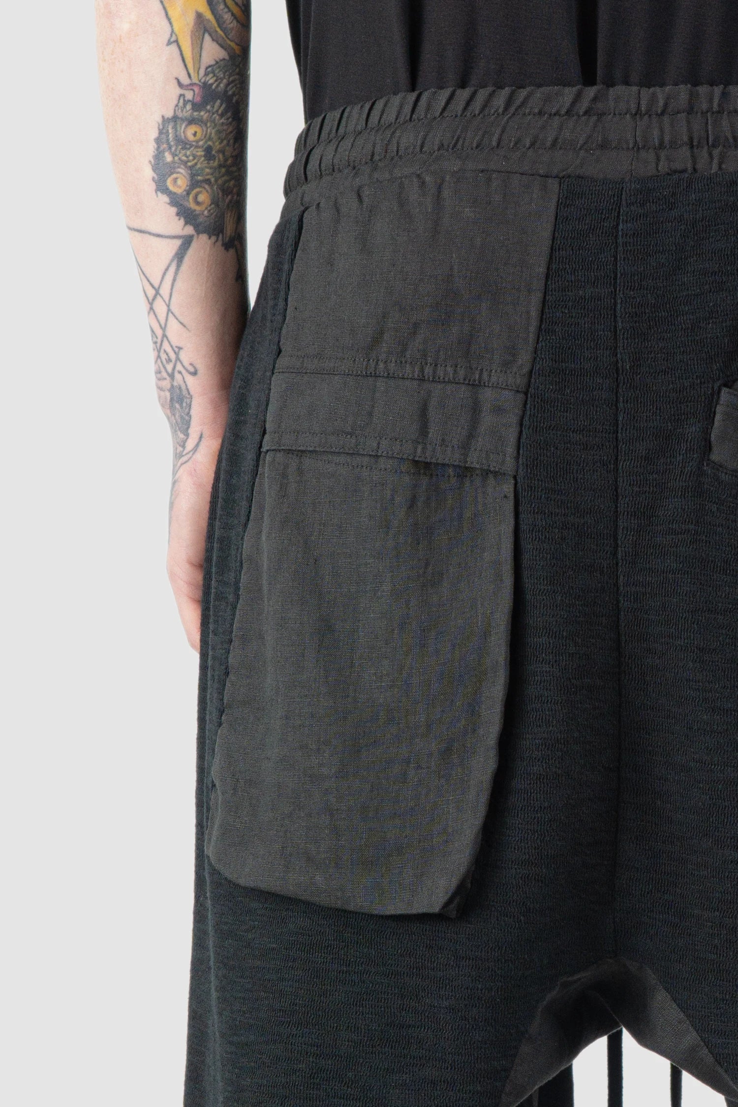 Thom Krom - Men’s Black Patch Pocket Cotton Cargo Shorts M-ST-515 model back pocket detail view