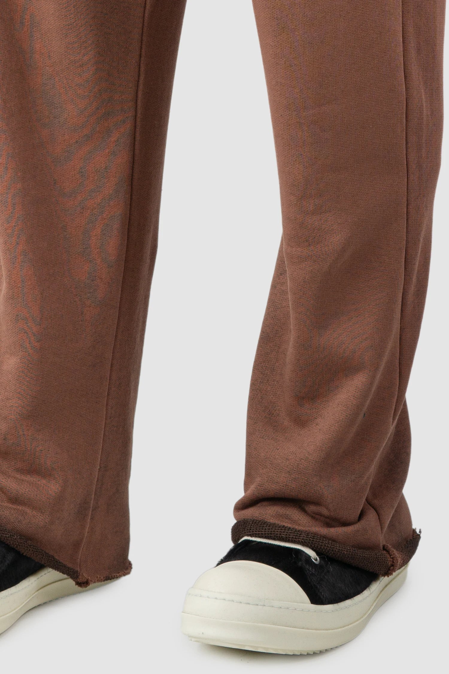 Thom Krom - Men’s Red Relaxed Low Crotch Sweatpants M-ST-518 model hem detail view