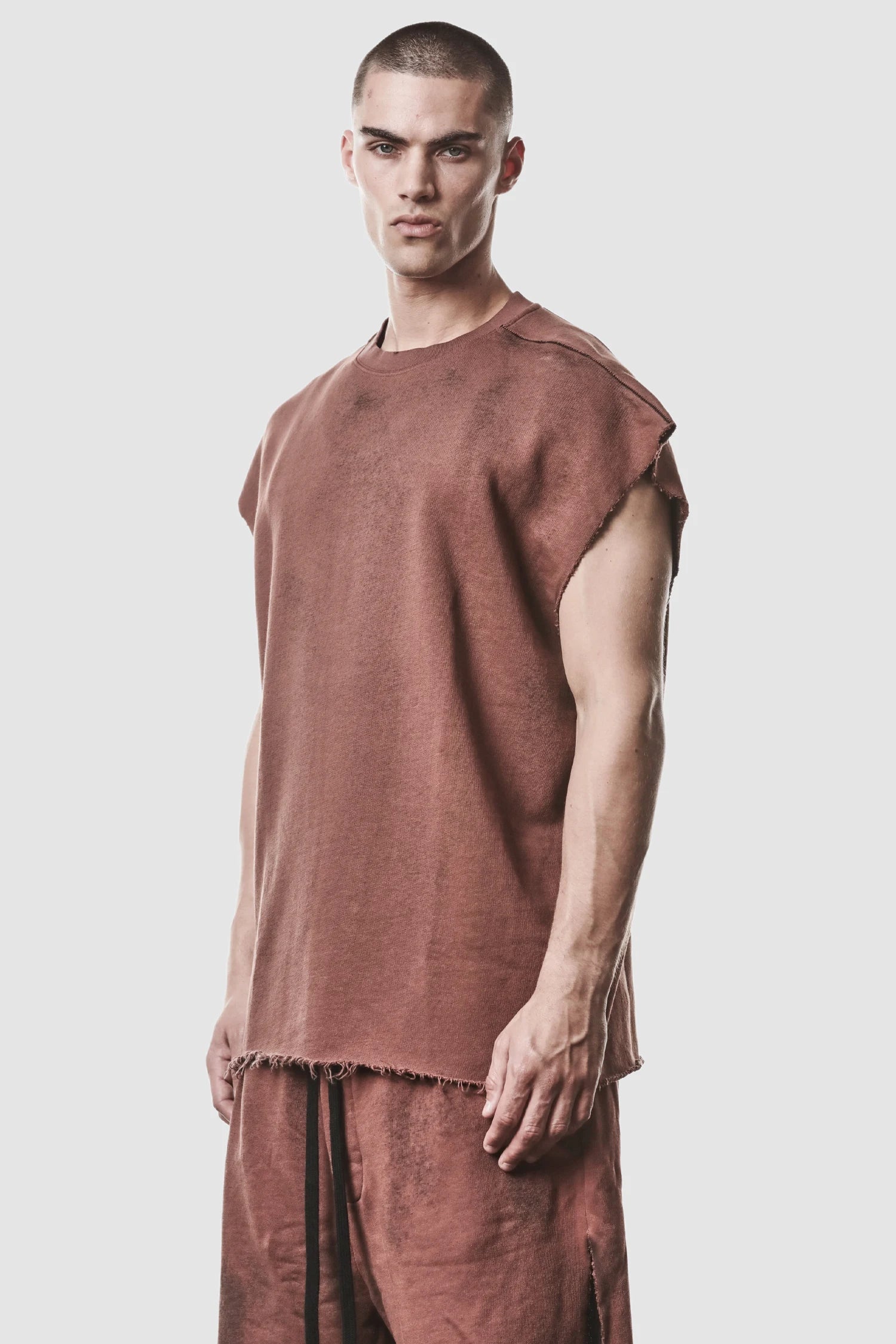 Rotes Raw-Edge-Baumwolltanktop