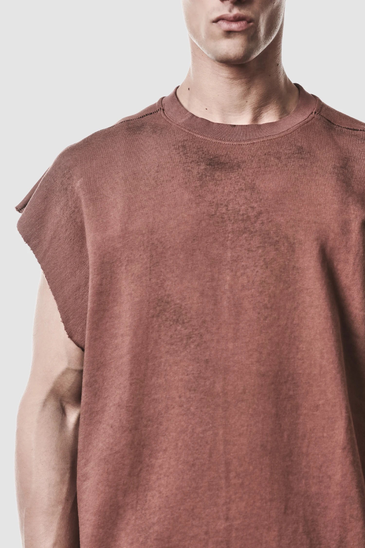 Rotes Raw-Edge-Baumwolltanktop