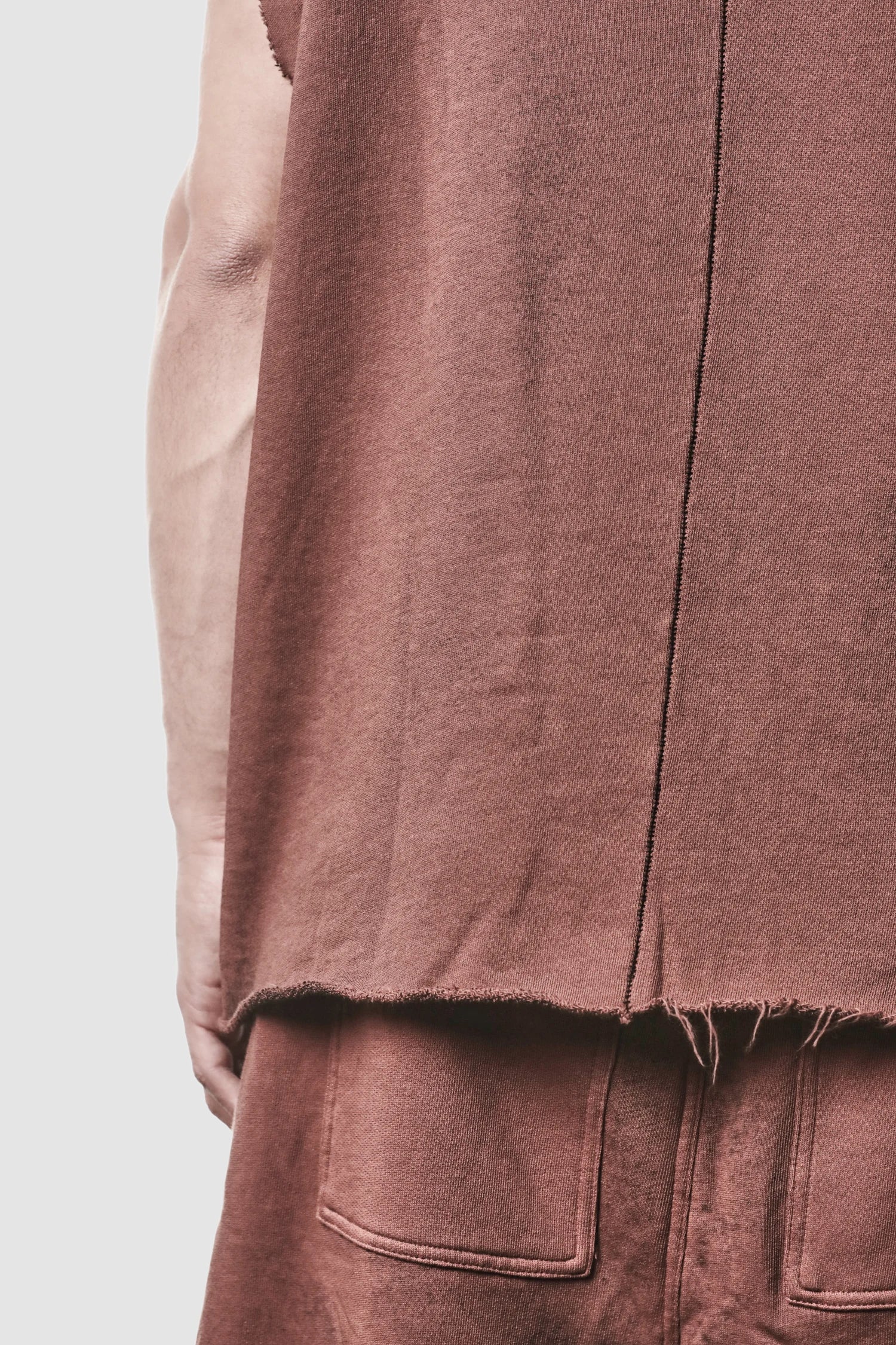 Rotes Raw-Edge-Baumwolltanktop