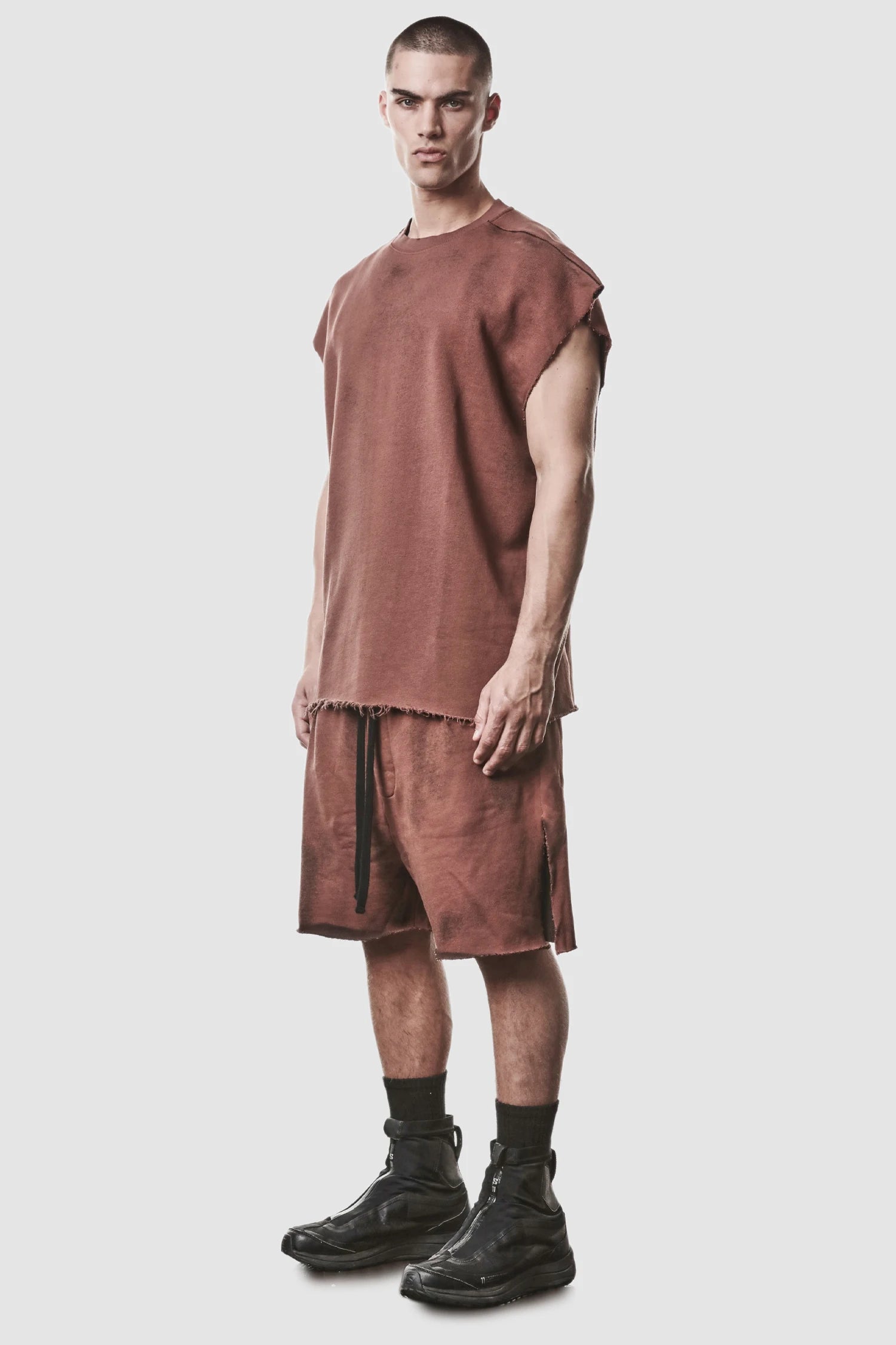 Rotes Raw-Edge-Baumwolltanktop
