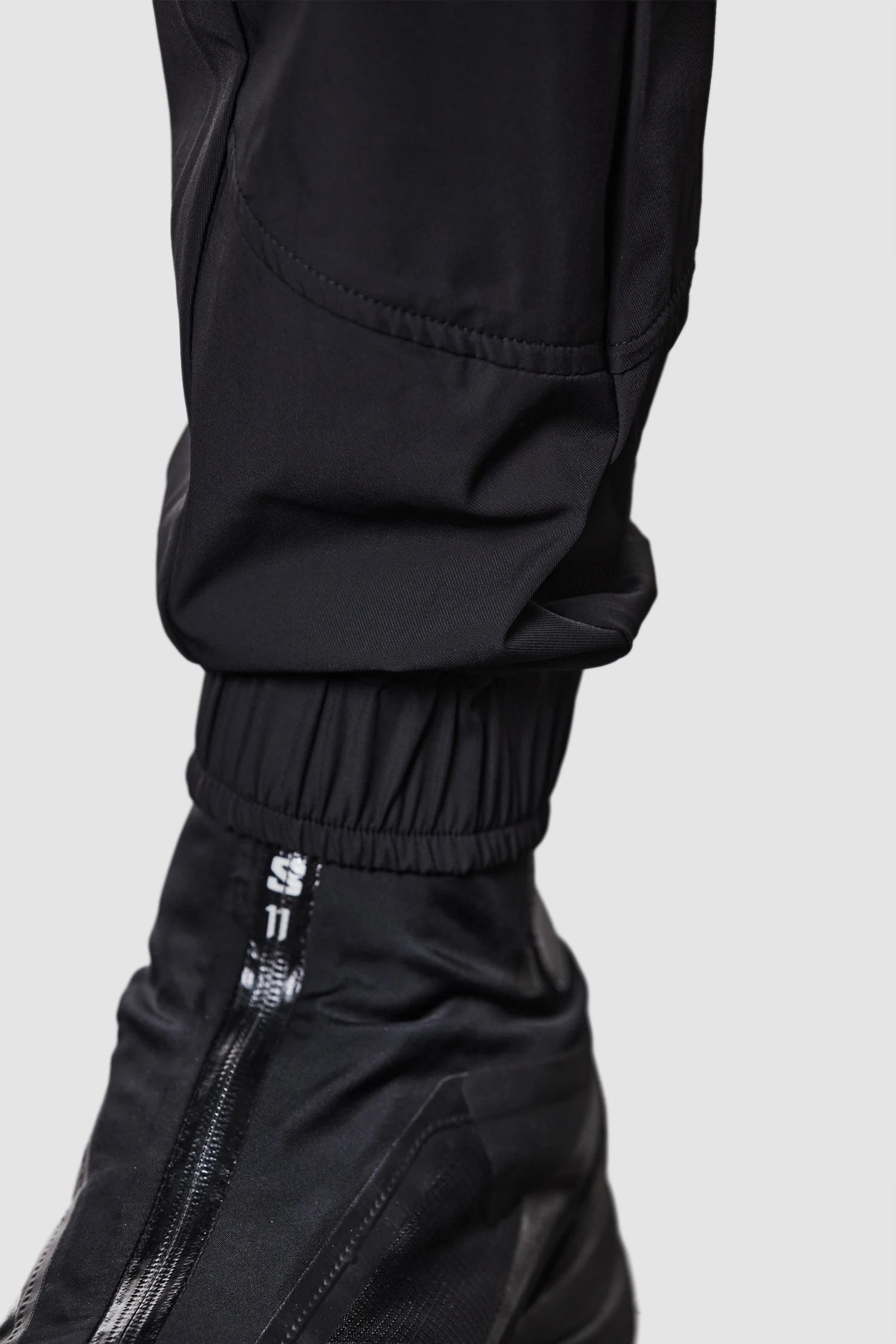 Thom Krom - hem detail view of black Front Pocket Woven Stretch Cargo Trousers - M-P-27