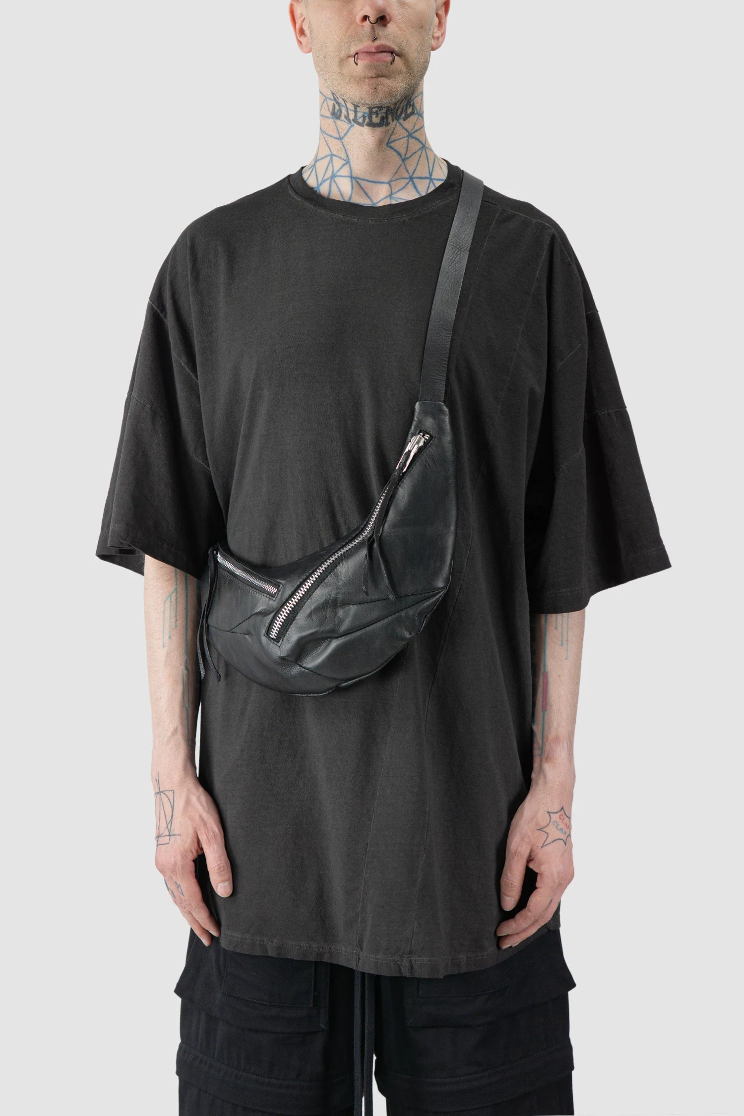 Werkschwarz - model front view of men’s FW25 Black Double Zip Leather Crescent Bag Werk 44P