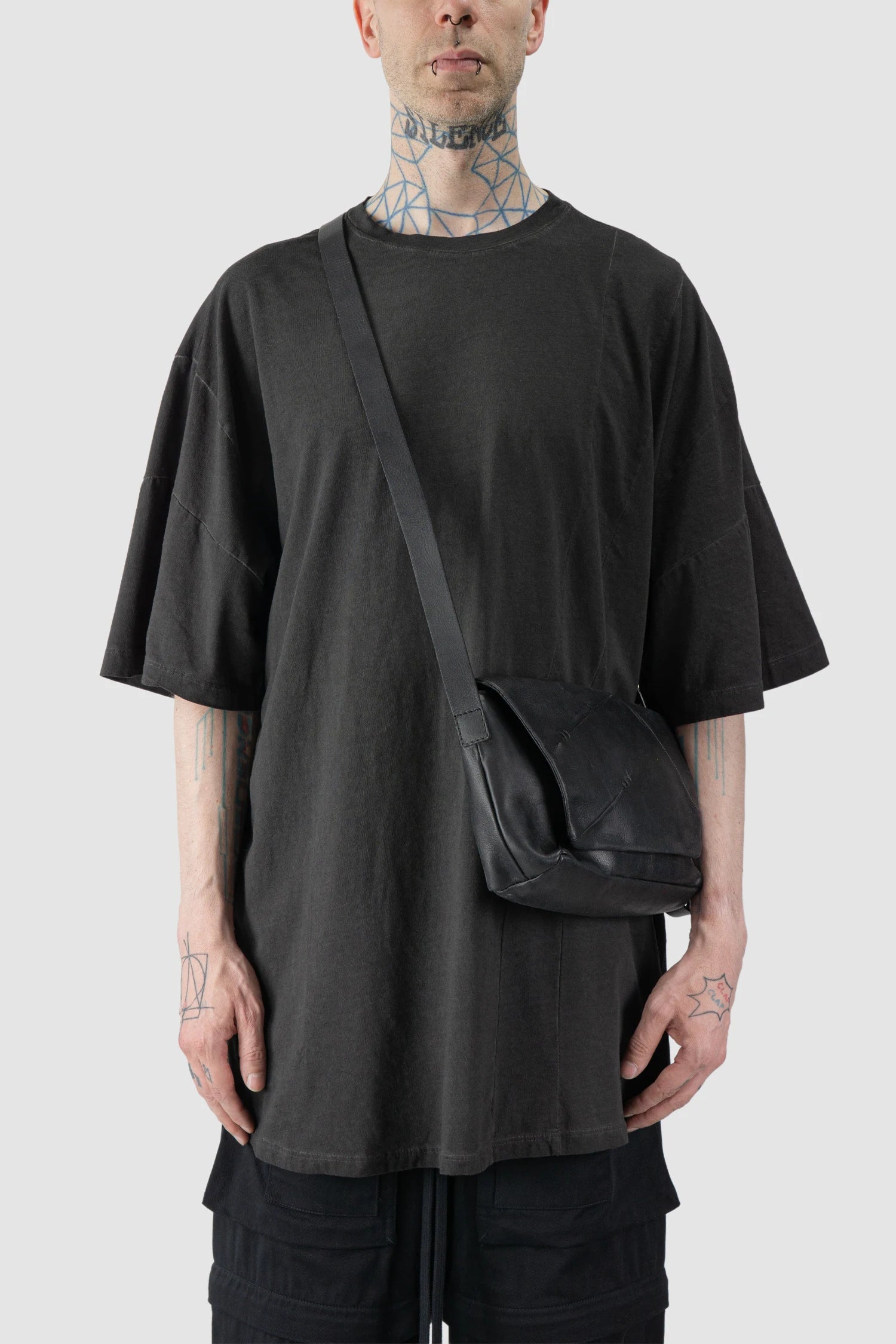 Werkschwarz - model front view of men’s FW25 Black Geometric Fold-Over Messanger Leather Bag Werk 43P