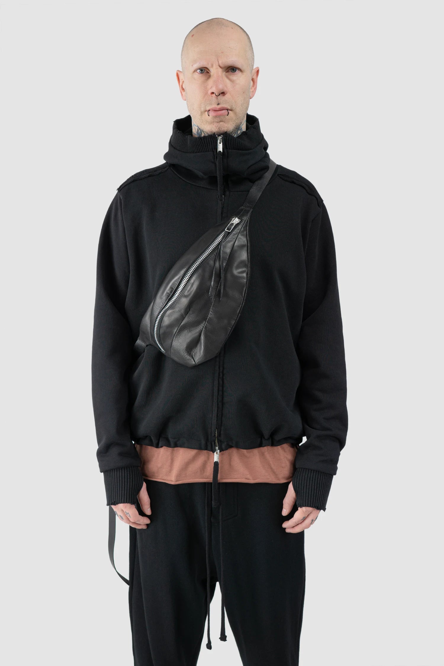 Werkschwarz - Men’s Black Waxed Leather Belt Bag Werk 50F model front view