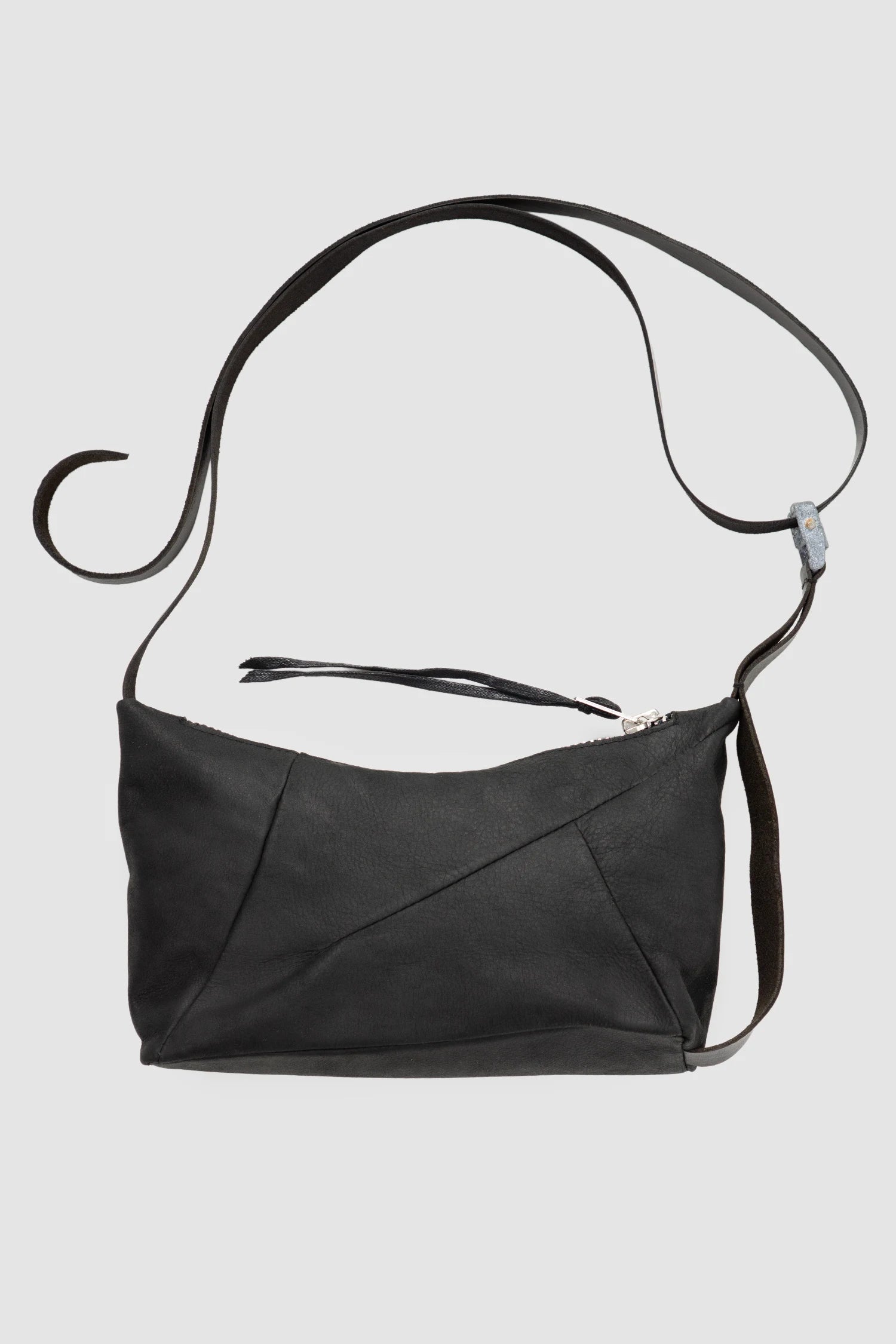 Werkschwarz - Men’s Black Waxed Leather Shoulder Bag Werk 51Fitem back view