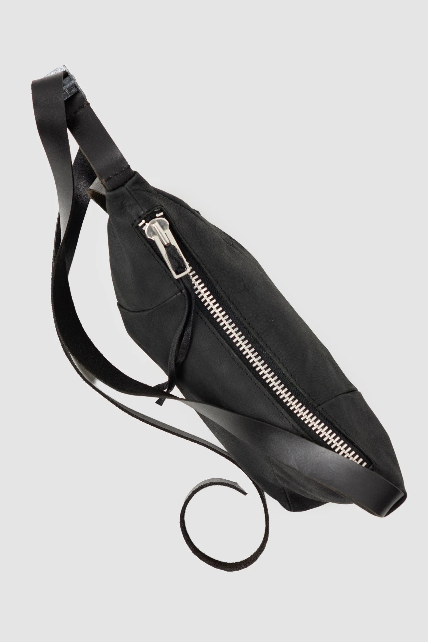 Werkschwarz - Men’s Black Waxed Leather Shoulder Bag Werk 51F item detail  view