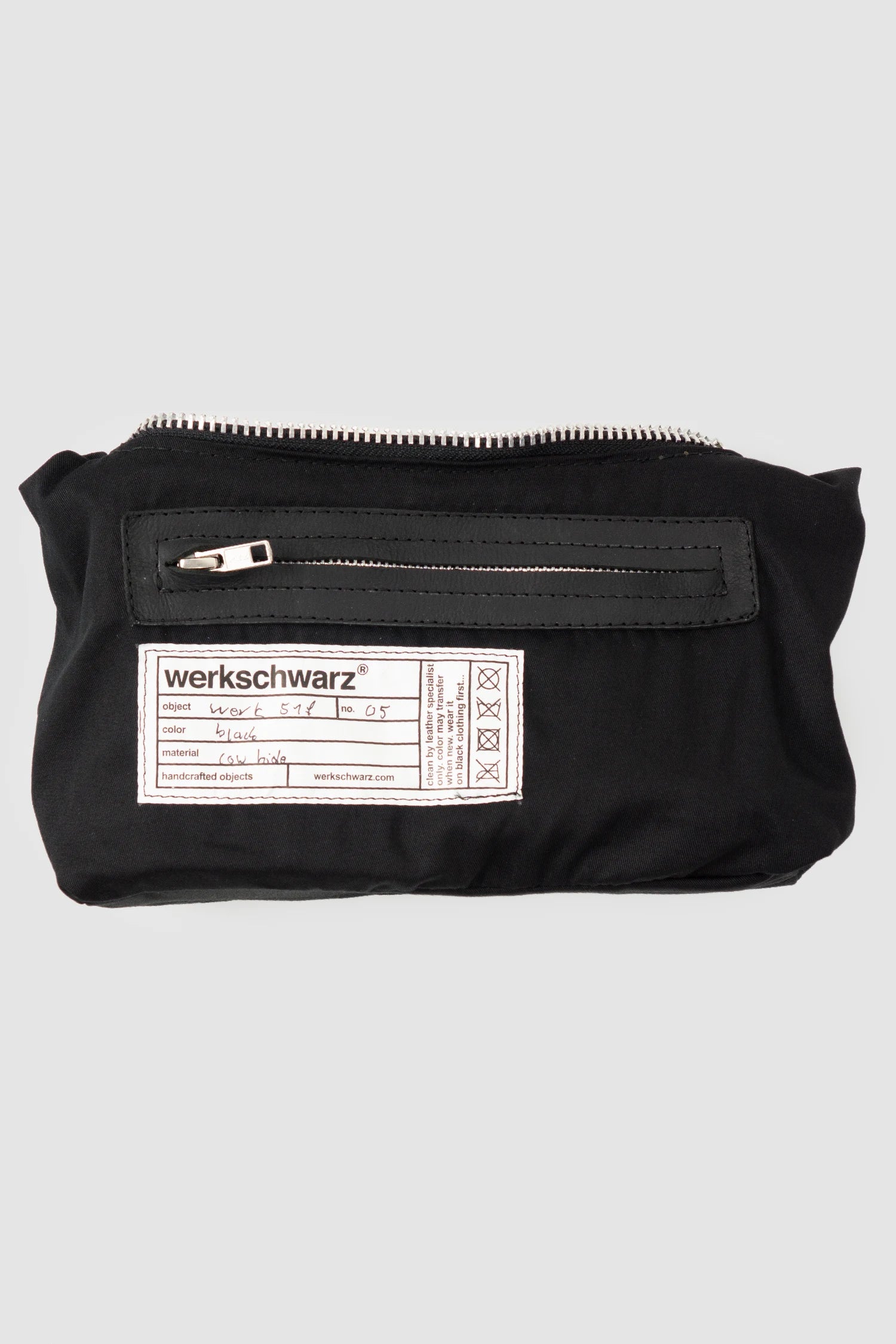 Werkschwarz - Men’s Black Waxed Leather Shoulder Bag Werk 51F item inside view