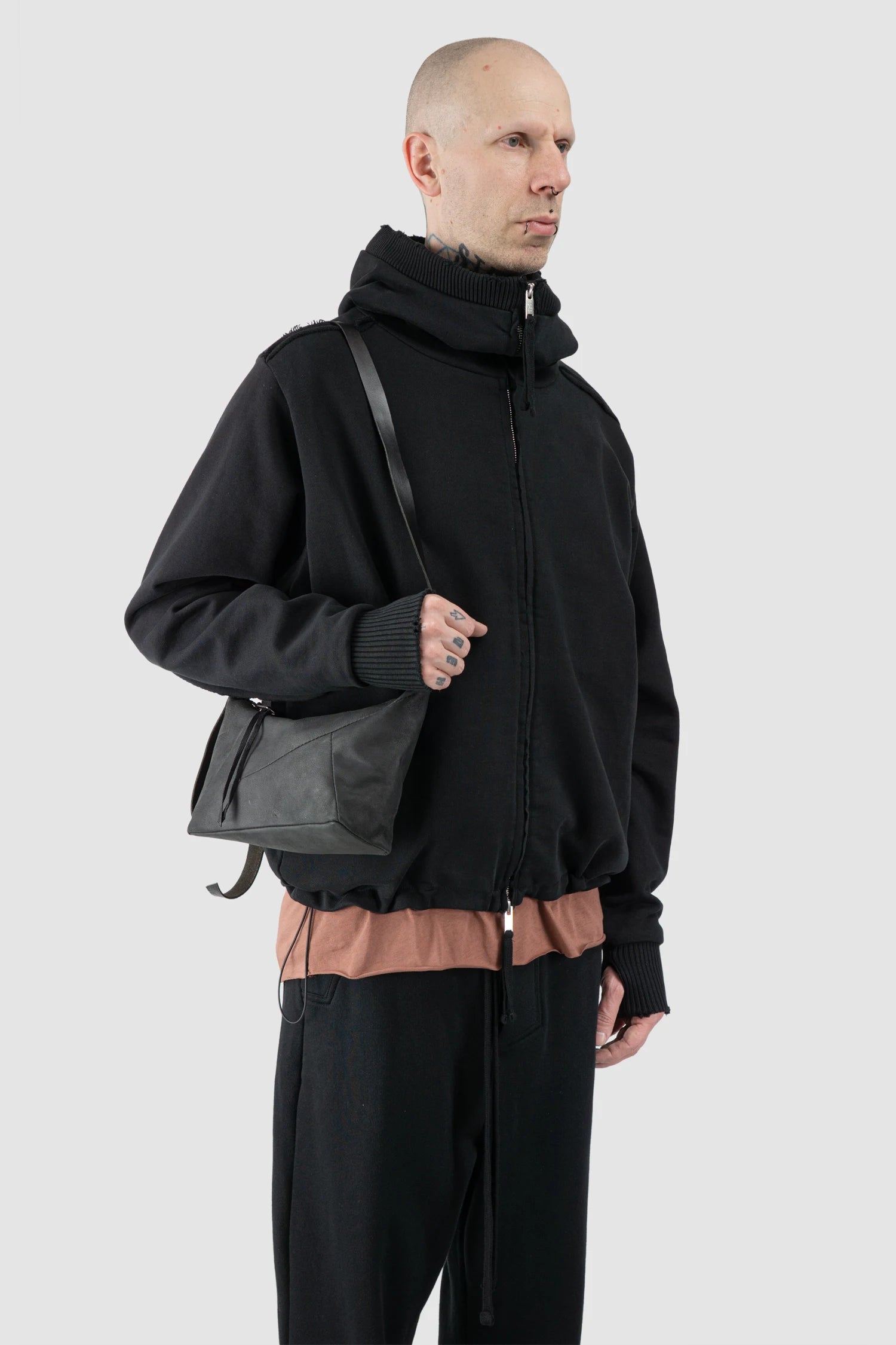 Werkschwarz - Men’s Black Waxed Leather Shoulder Bag Werk 51F model side view